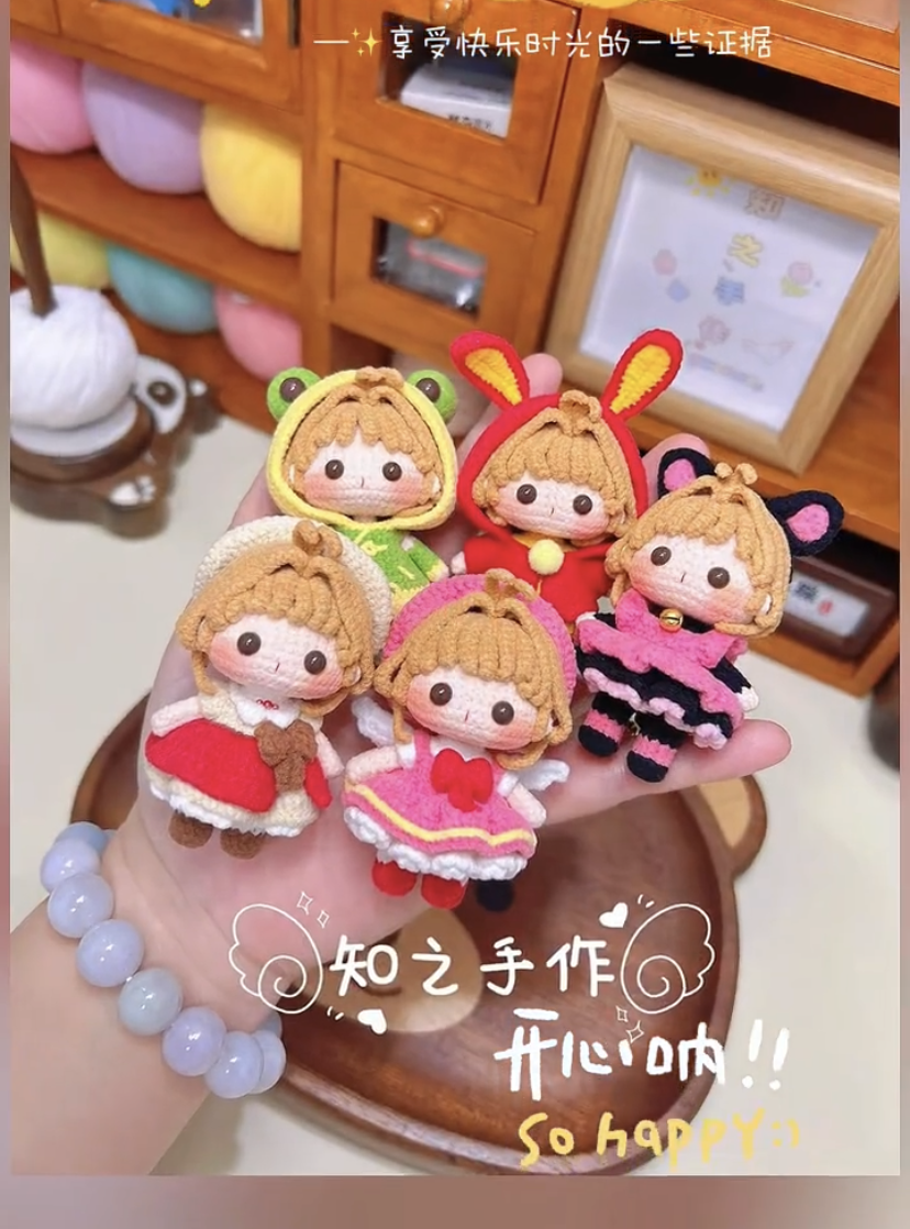 The crochet pattern for 5 sakuras is included in the PDF file by zhizhishouzuo