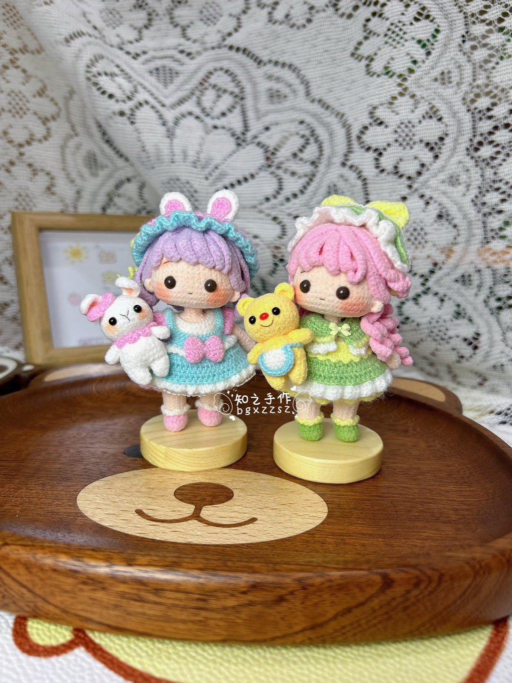 The crochet pattern for 2 profiterole  is included in the PDF file by zhizhishouzuo