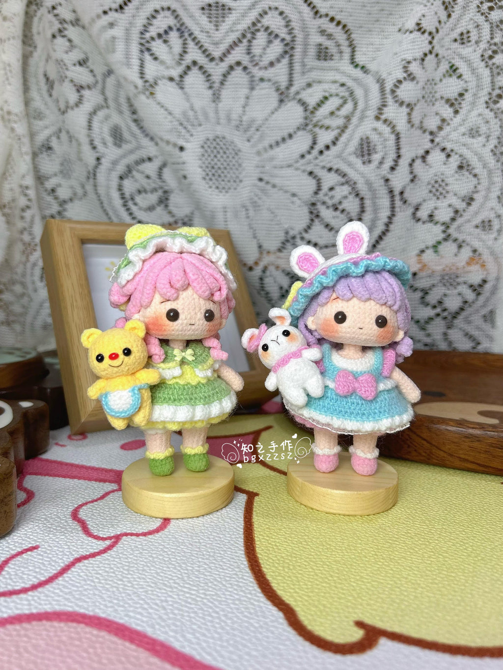 The crochet pattern for 2 profiterole  is included in the PDF file by zhizhishouzuo