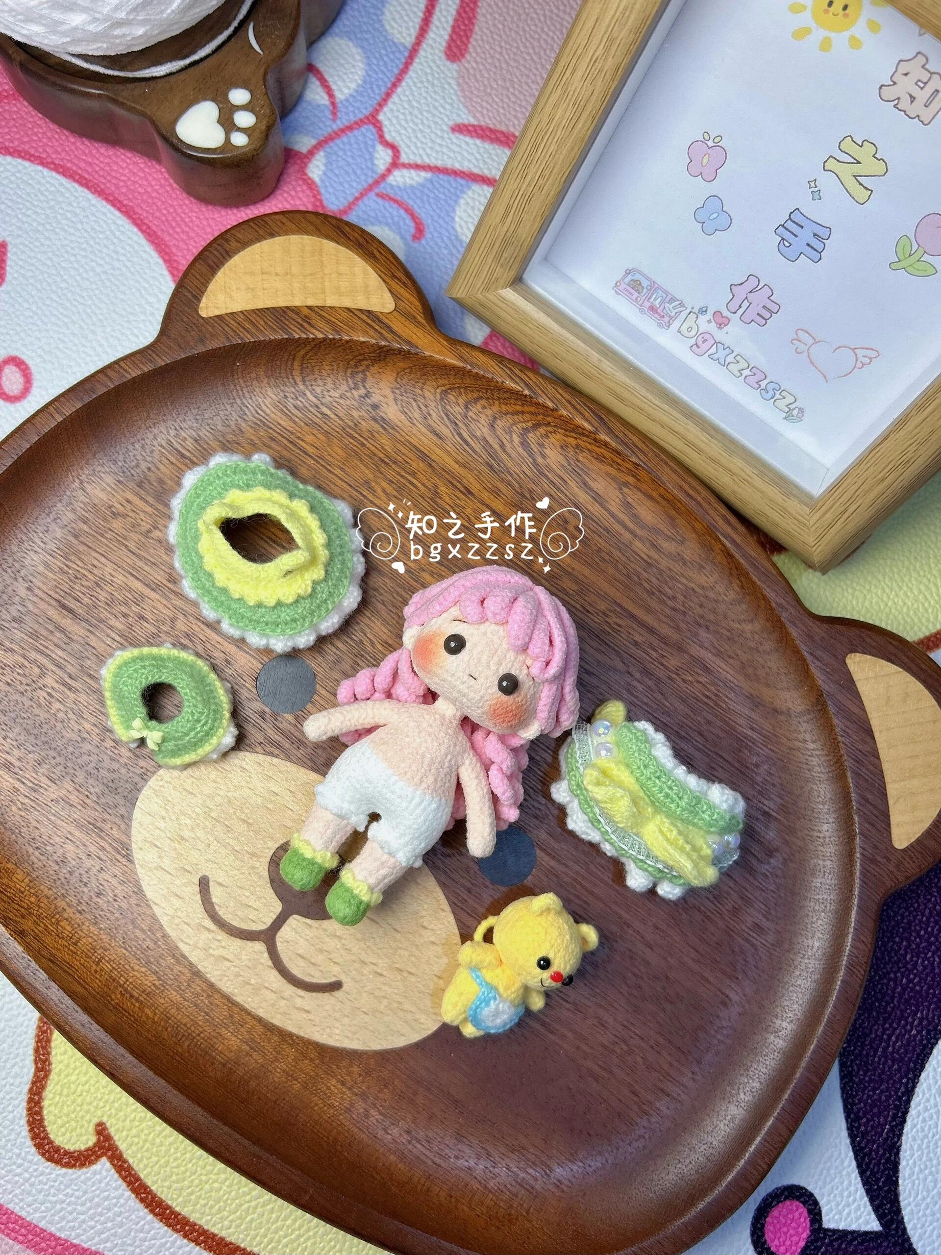 The crochet pattern for 2 profiterole  is included in the PDF file by zhizhishouzuo