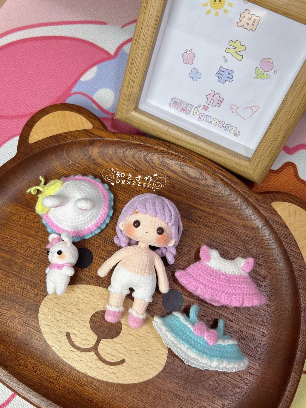 The crochet pattern for 2 profiterole  is included in the PDF file by zhizhishouzuo