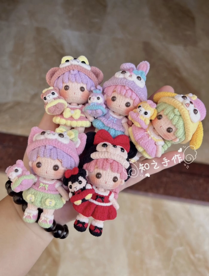 The crochet pattern for Disney Baby's Clothing Change  is included in the PDF file by zhizhishouzuo