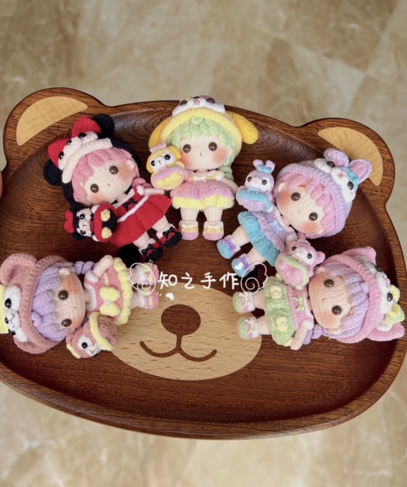 The crochet pattern for Disney Baby's Clothing Change  is included in the PDF file by zhizhishouzuo