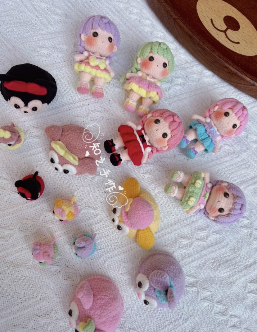 The crochet pattern for Disney Baby's Clothing Change  is included in the PDF file by zhizhishouzuo