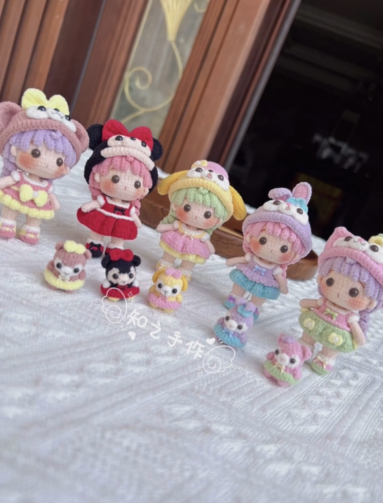 The crochet pattern for Disney Baby's Clothing Change  is included in the PDF file by zhizhishouzuo