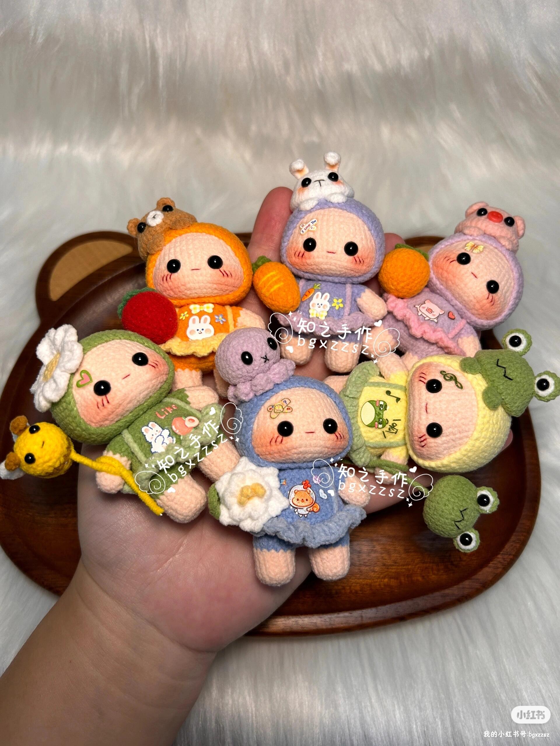 The crochet pattern for Cute Zai Zai 3  is included in the PDF file by zhizhishouzuo