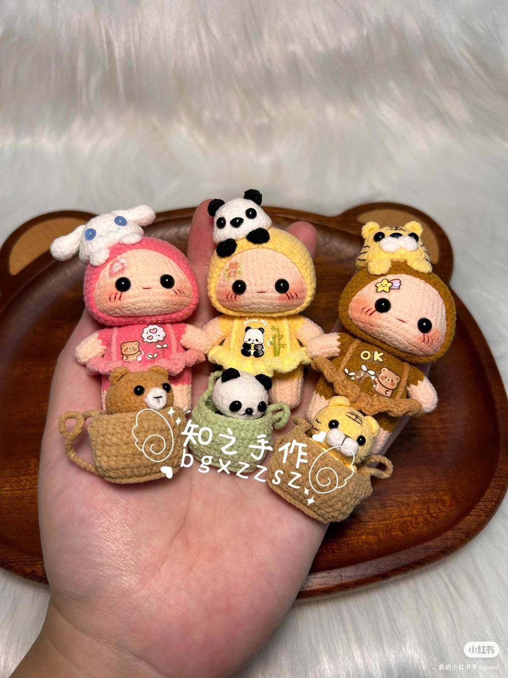 The crochet pattern for Cute Zai Zai 3  is included in the PDF file by zhizhishouzuo