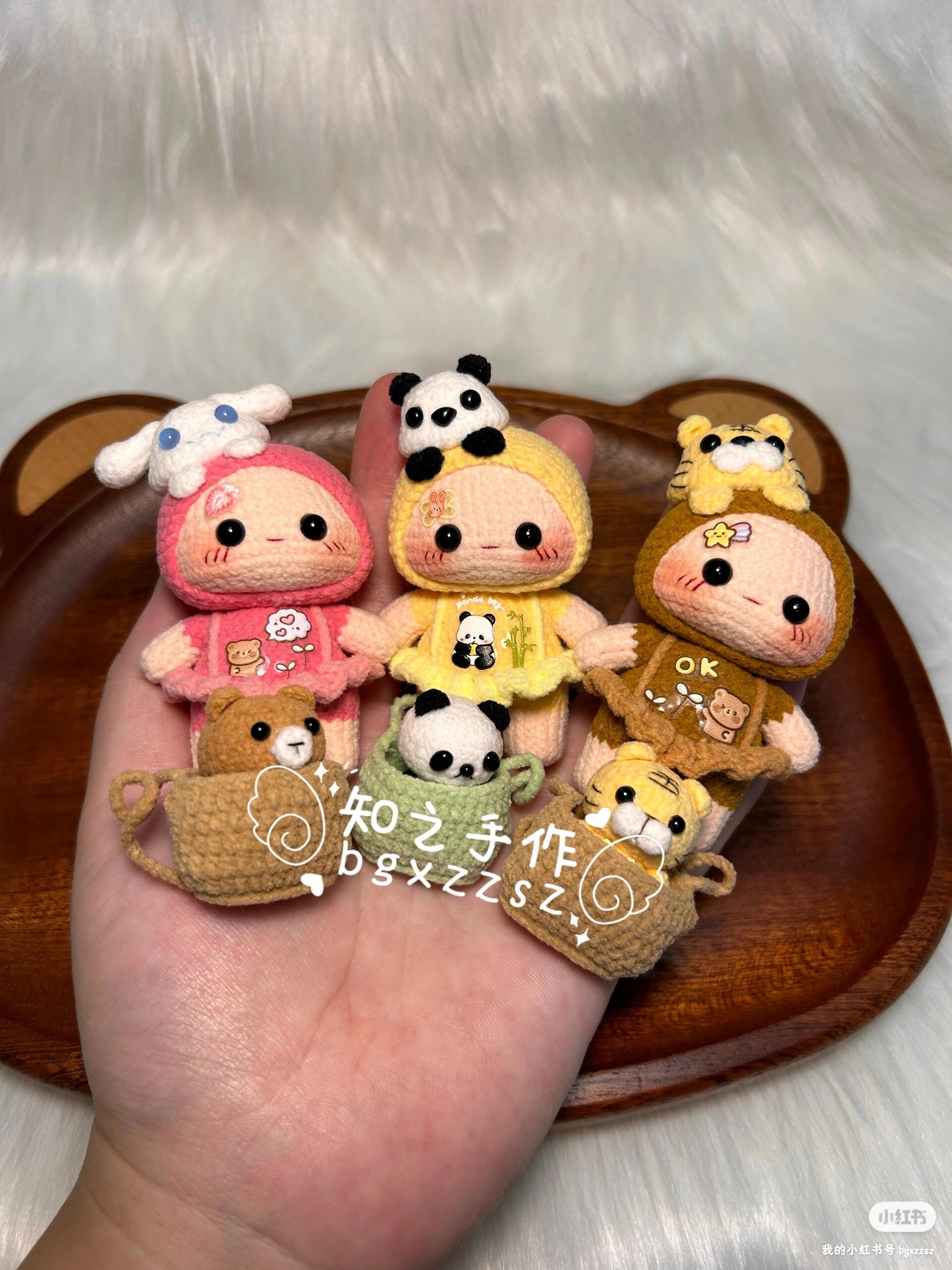 The crochet pattern for Cute Zai Zai 3  is included in the PDF file by zhizhishouzuo