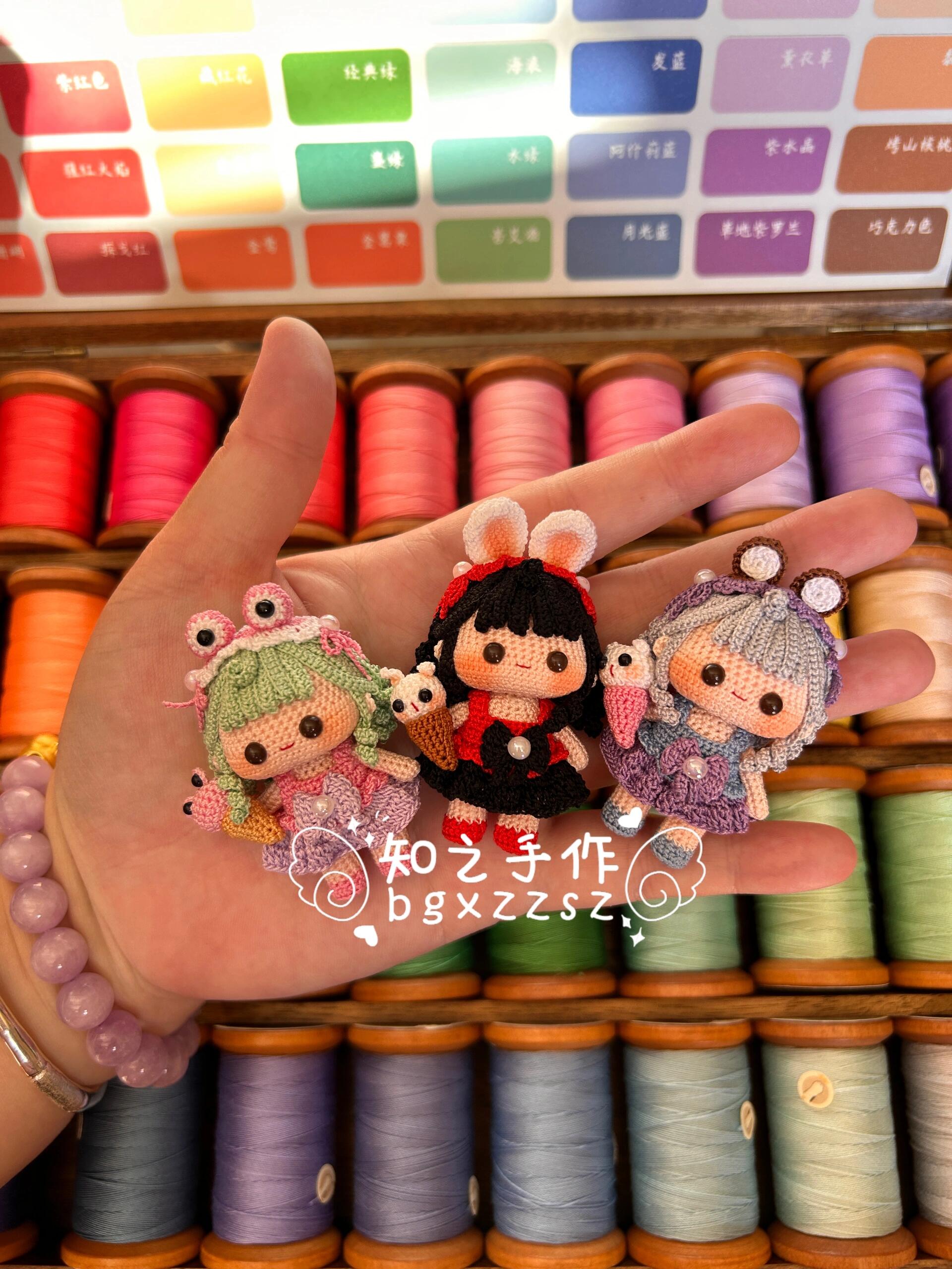 The crochet pattern for adorably silly little sister  is included in the PDF file by zhizhishouzuo
