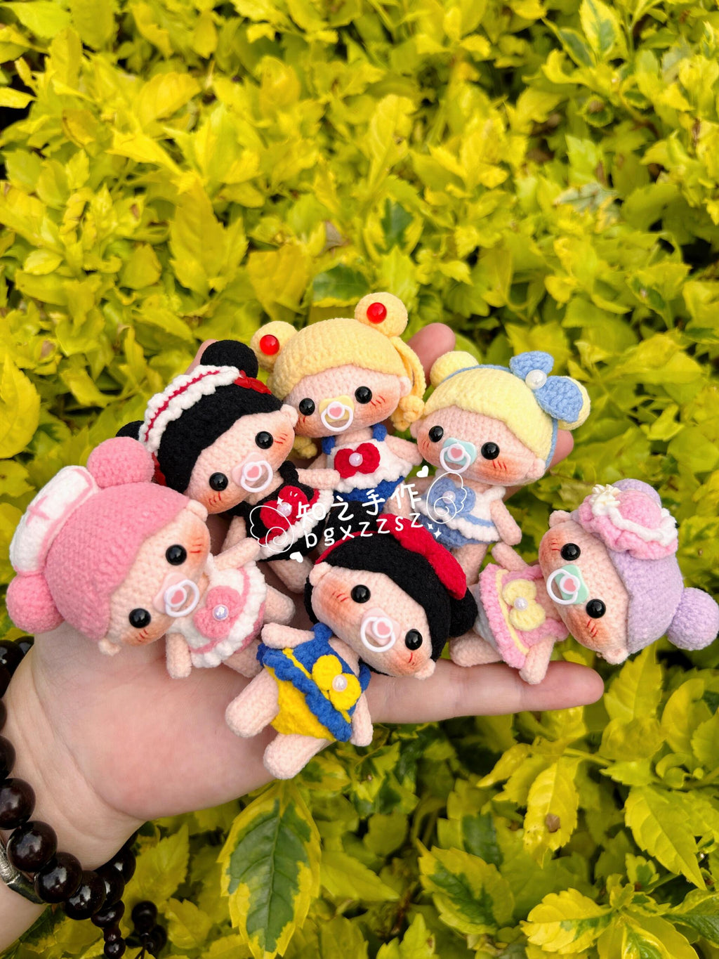 The crochet pattern for Little Lucky Sister  is included in the PDF file by zhizhishouzuo