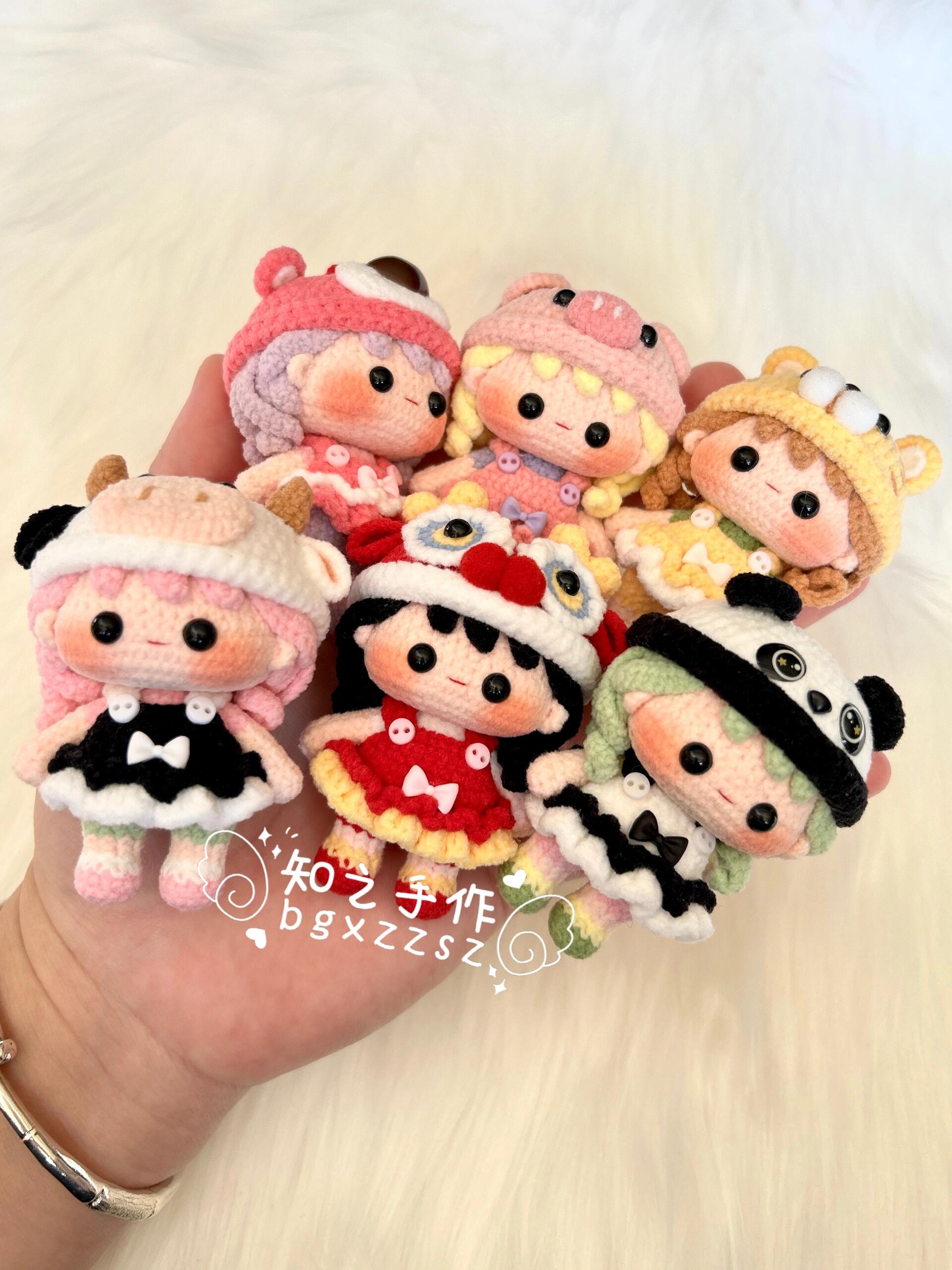 The crochet pattern for Little Lucky Sister  is included in the PDF file by zhizhishouzuo