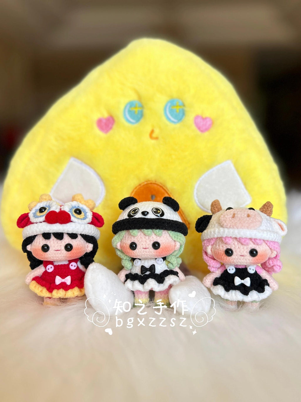 The crochet pattern for Little Lucky Sister  is included in the PDF file by zhizhishouzuo