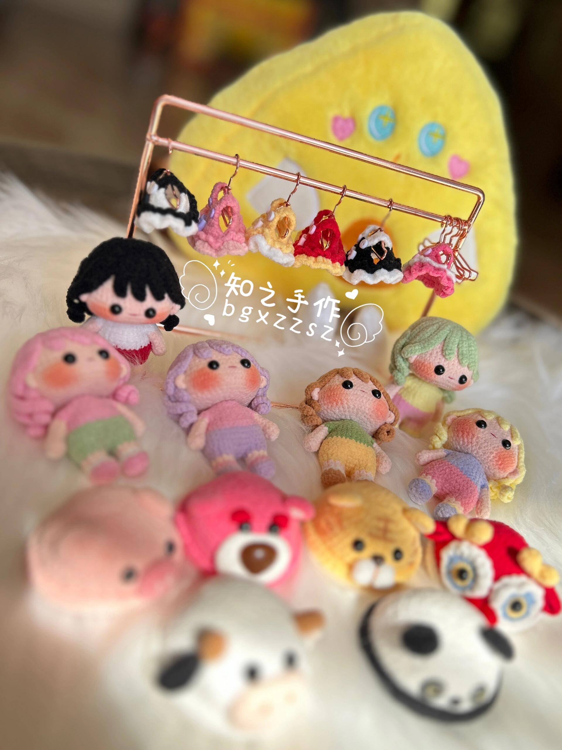 The crochet pattern for Little Lucky Sister  is included in the PDF file by zhizhishouzuo