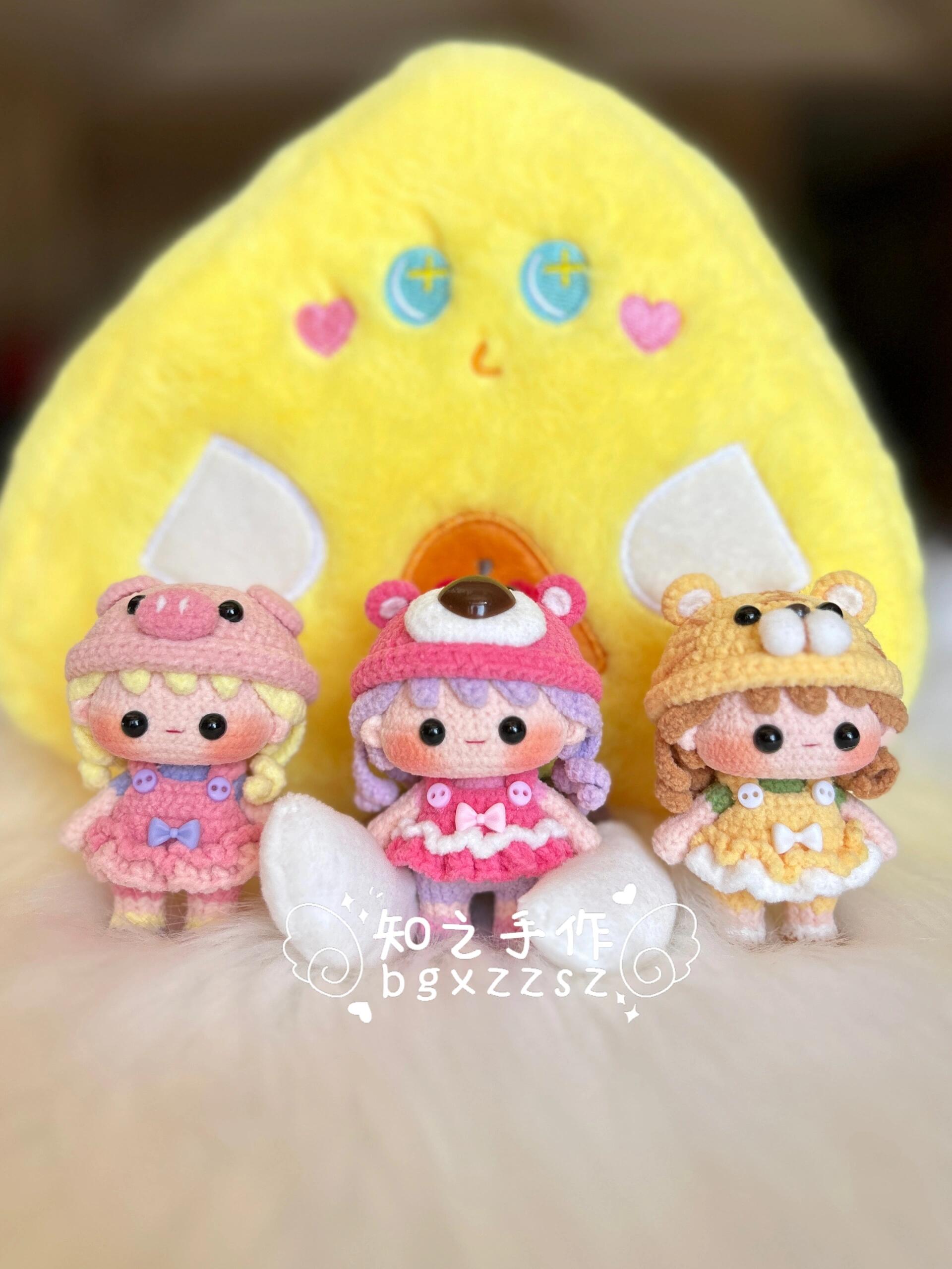 The crochet pattern for Little Lucky Sister  is included in the PDF file by zhizhishouzuo