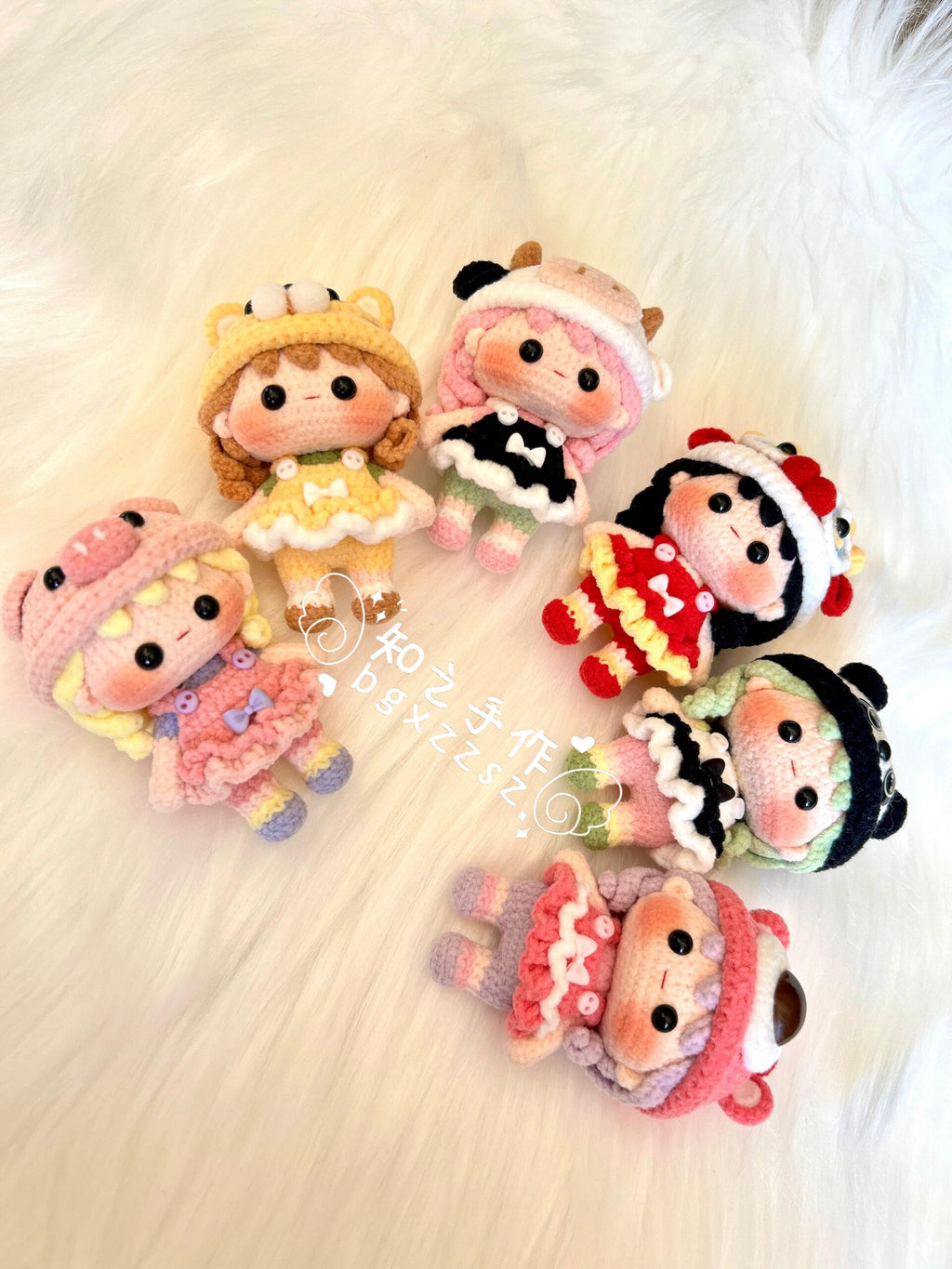 The crochet pattern for Little Lucky Sister  is included in the PDF file by zhizhishouzuo