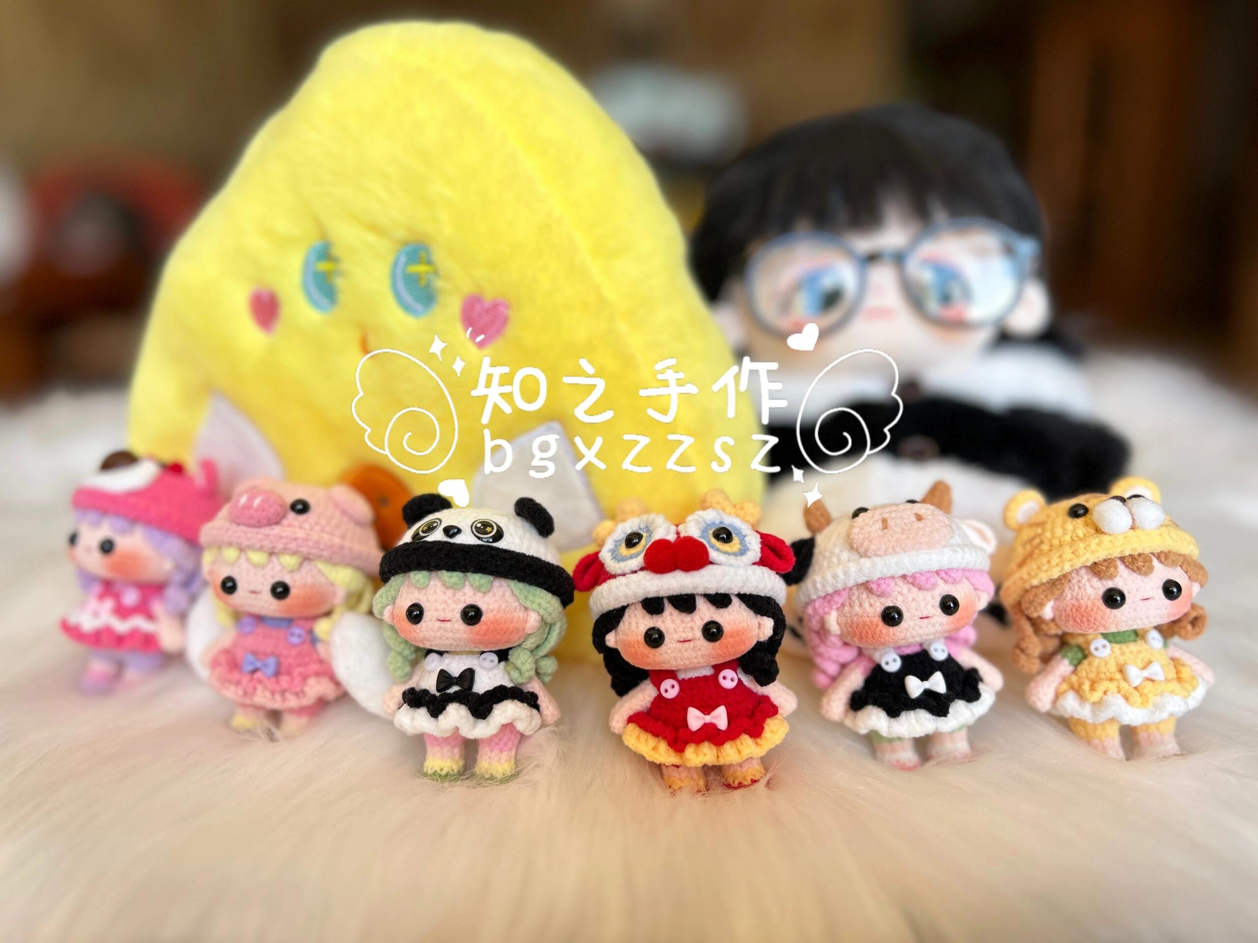 The crochet pattern for Little Lucky Sister  is included in the PDF file by zhizhishouzuo