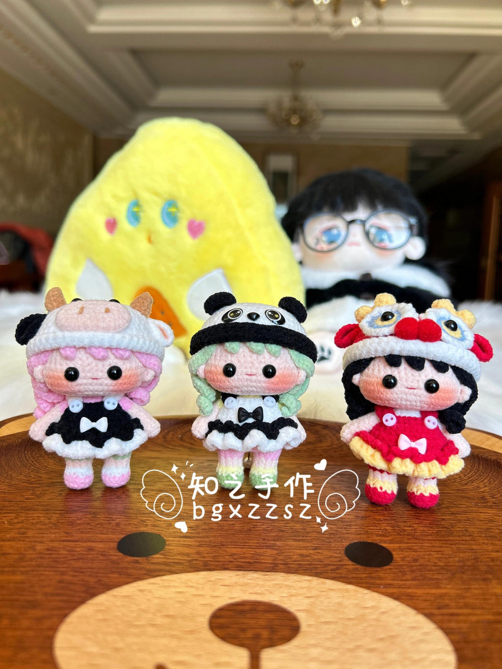 The crochet pattern for Little Lucky Sister  is included in the PDF file by zhizhishouzuo