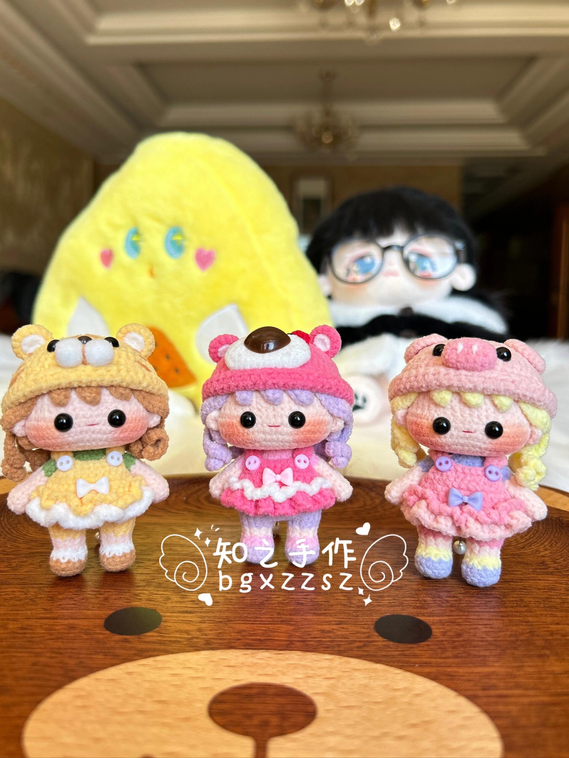 The crochet pattern for Little Lucky Sister  is included in the PDF file by zhizhishouzuo