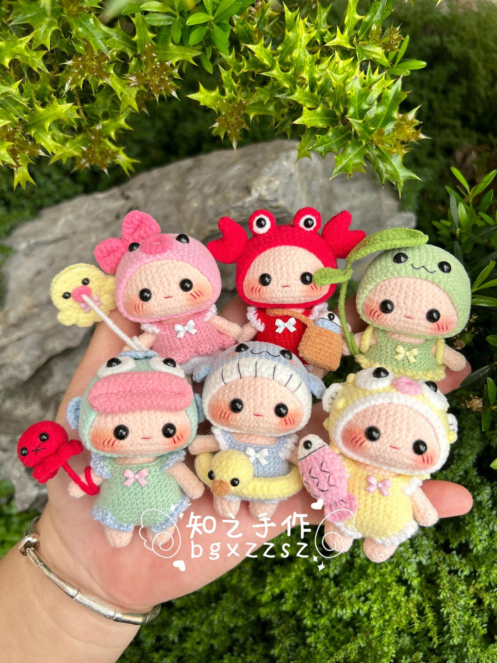 The crochet pattern for Zai Zai's shipping diary  is included in the PDF file by zhizhishouzuo