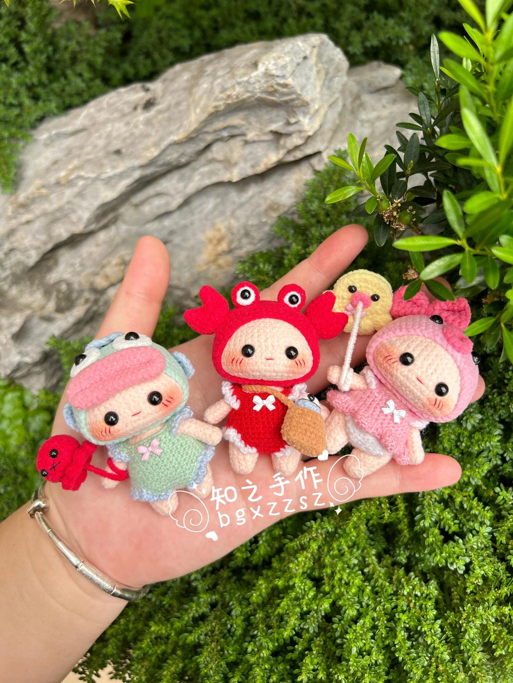 The crochet pattern for Zai Zai's shipping diary  is included in the PDF file by zhizhishouzuo