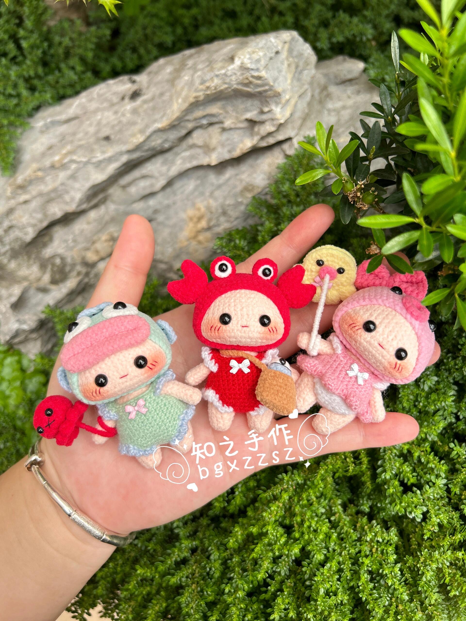 The crochet pattern for Zai Zai's shipping diary  is included in the PDF file by zhizhishouzuo