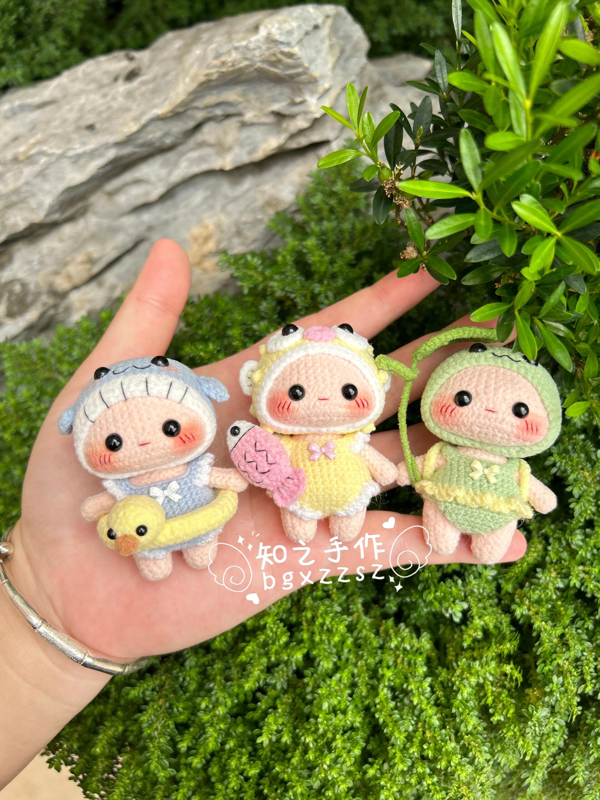 The crochet pattern for Zai Zai's shipping diary  is included in the PDF file by zhizhishouzuo