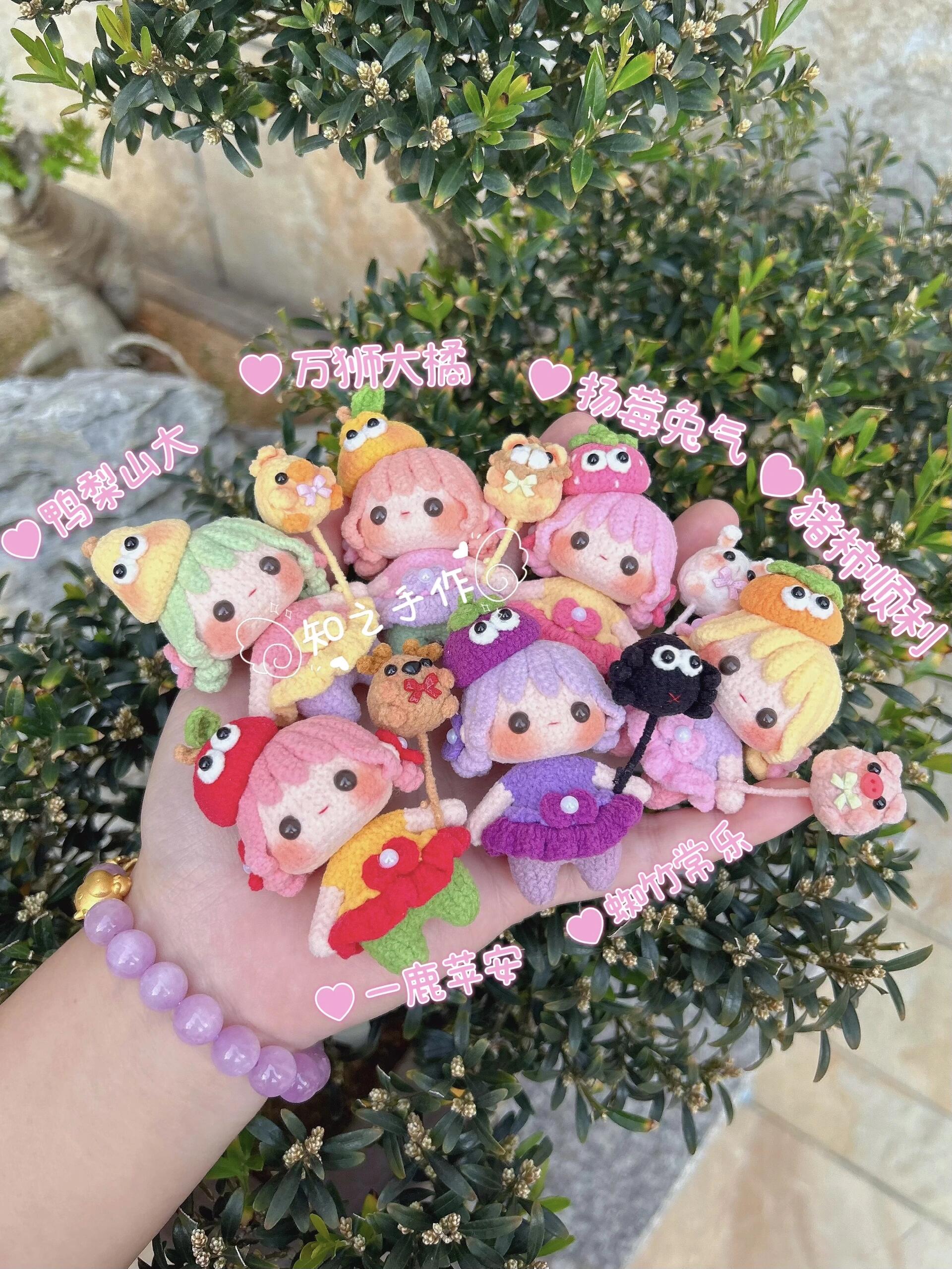 The crochet pattern for little silly melon  is included in the PDF file by zhizhishouzuo