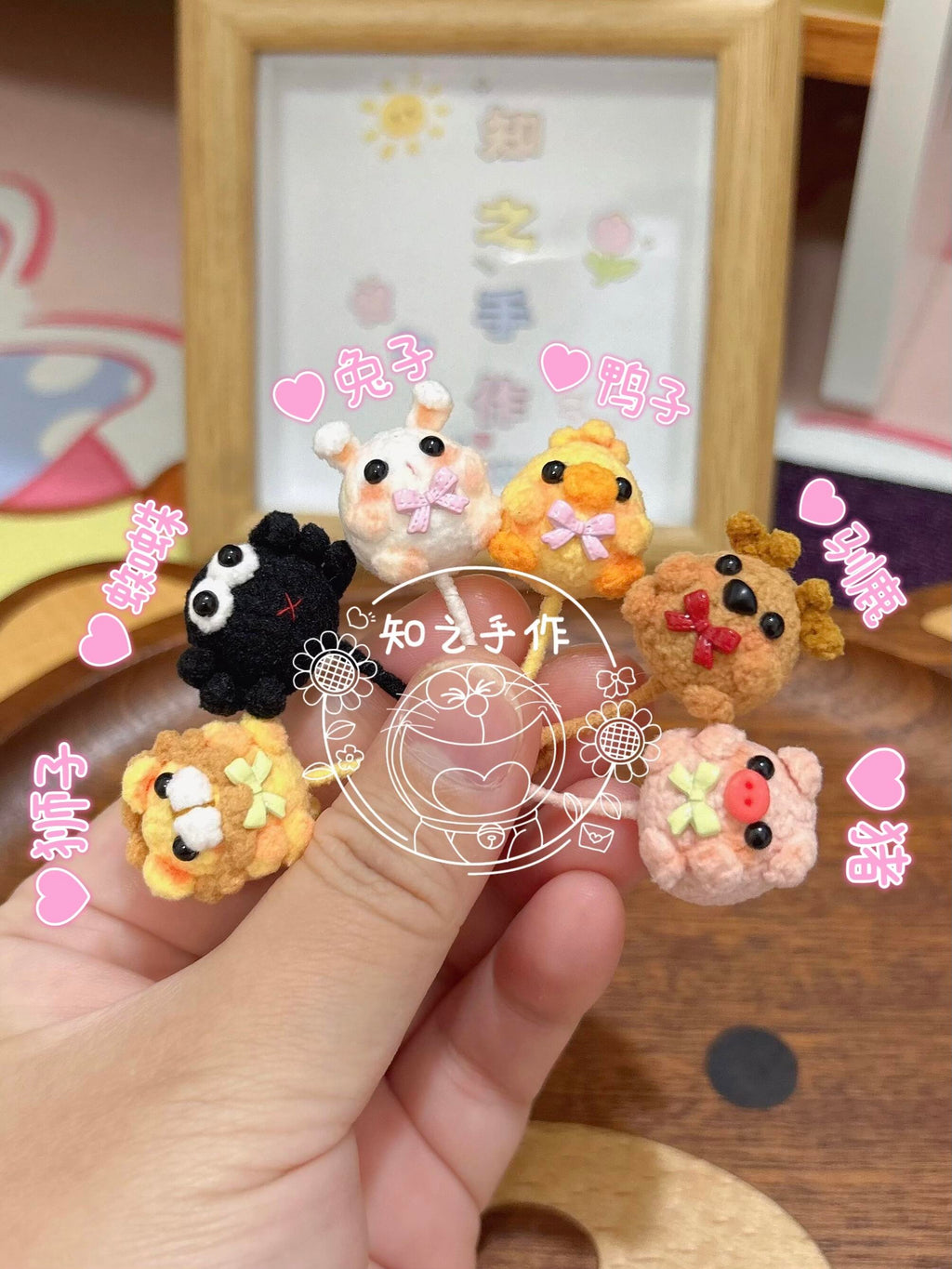 The crochet pattern for little silly melon  is included in the PDF file by zhizhishouzuo