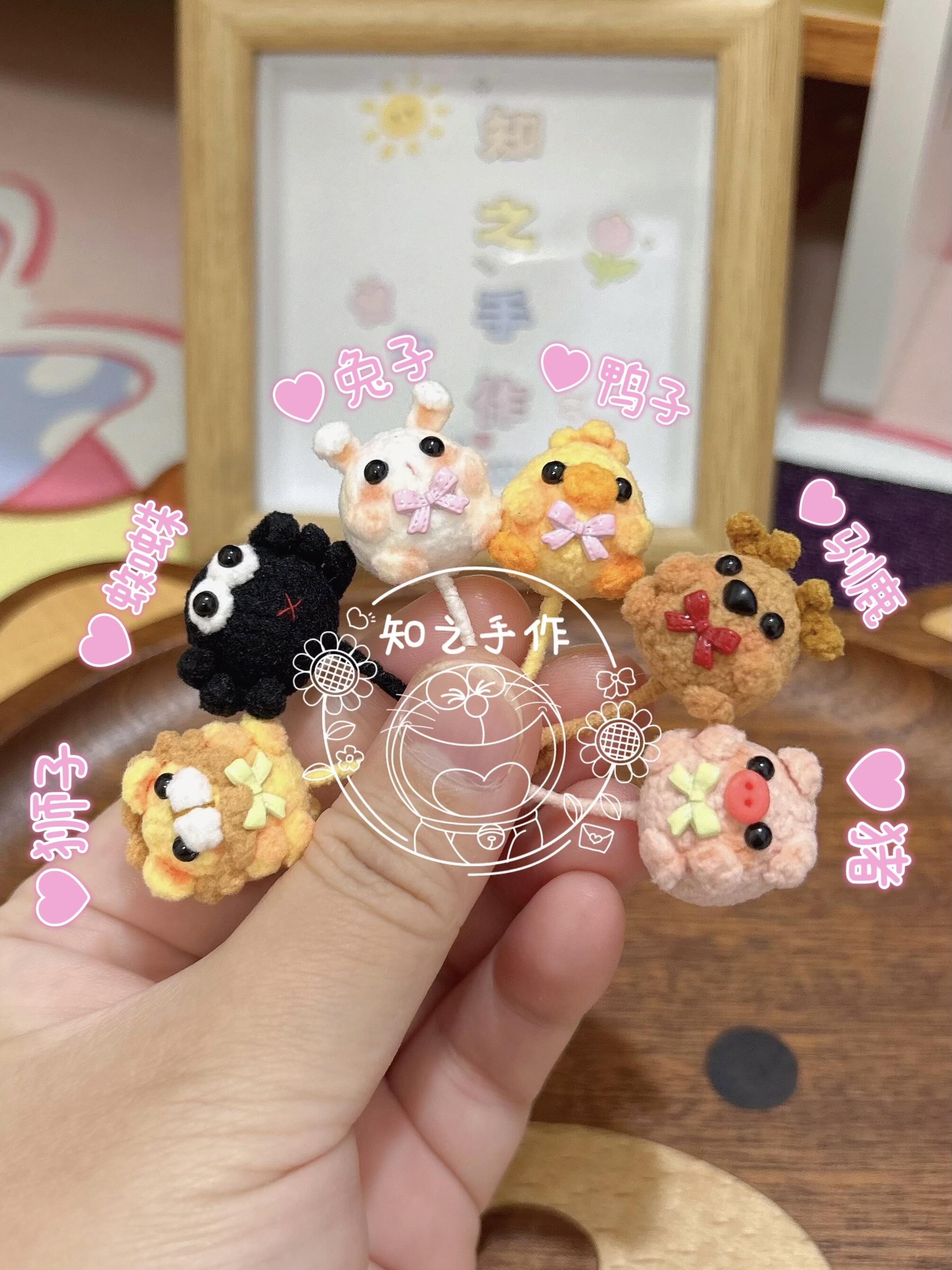 The crochet pattern for little silly melon  is included in the PDF file by zhizhishouzuo