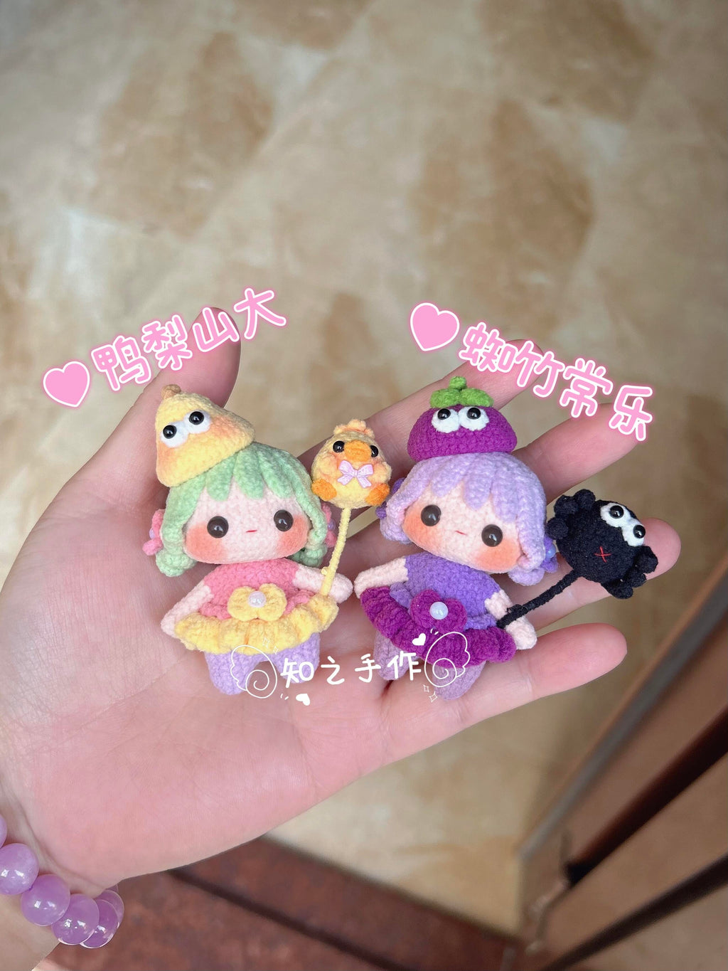 The crochet pattern for little silly melon  is included in the PDF file by zhizhishouzuo