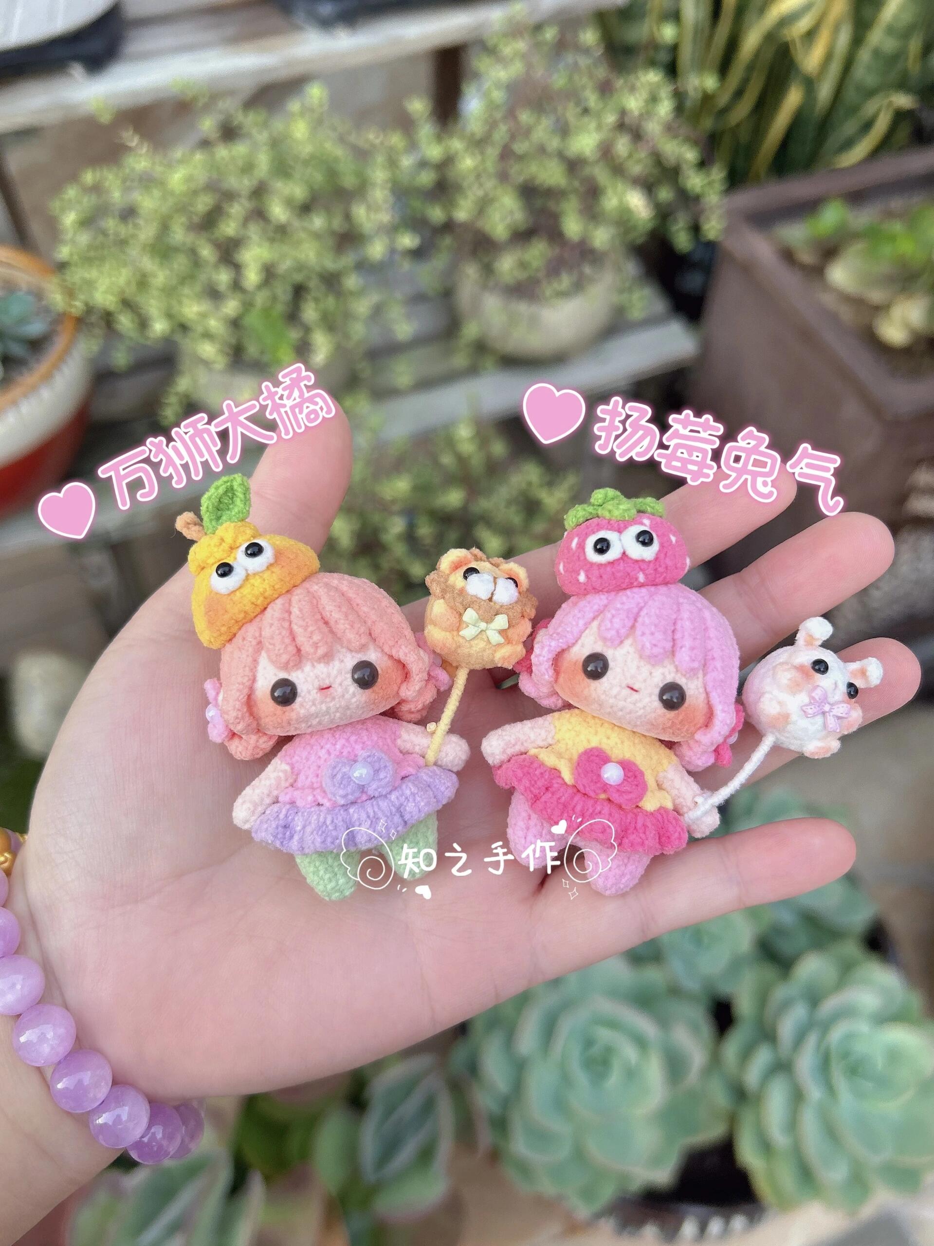 The crochet pattern for little silly melon  is included in the PDF file by zhizhishouzuo