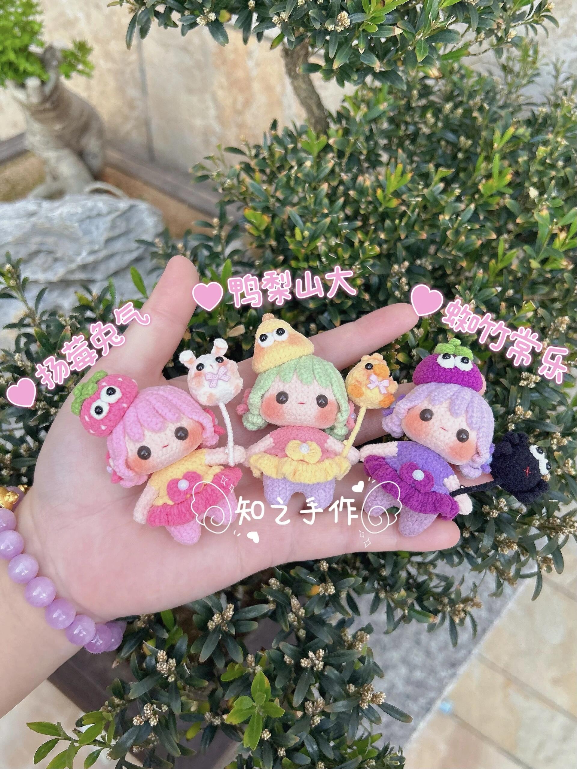 The crochet pattern for little silly melon  is included in the PDF file by zhizhishouzuo