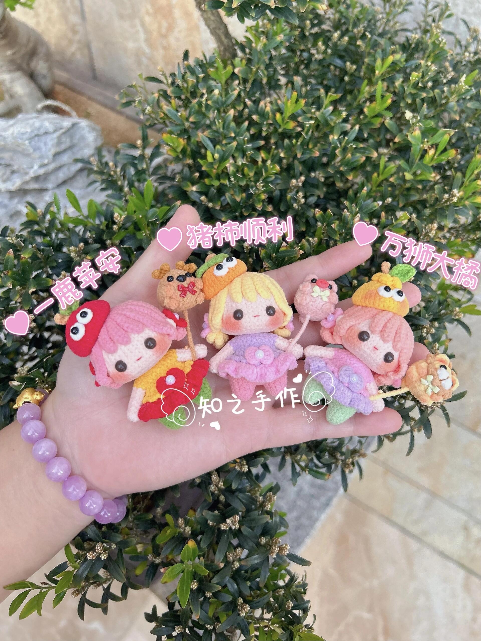 The crochet pattern for little silly melon  is included in the PDF file by zhizhishouzuo