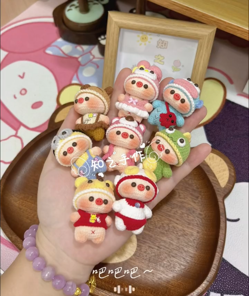 The crochet pattern for piggy  is included in the PDF file by zhizhishouzuo