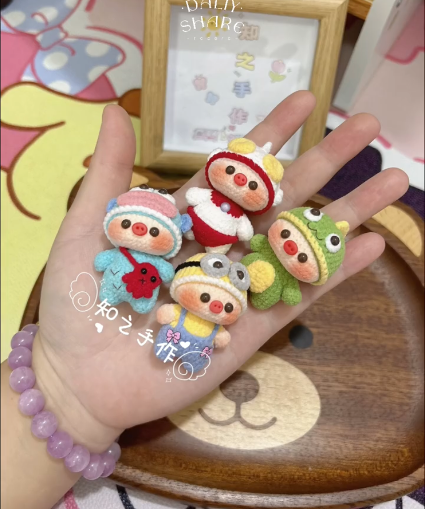 The crochet pattern for piggy  is included in the PDF file by zhizhishouzuo