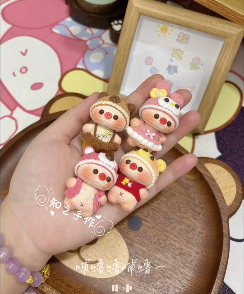 The crochet pattern for piggy  is included in the PDF file by zhizhishouzuo