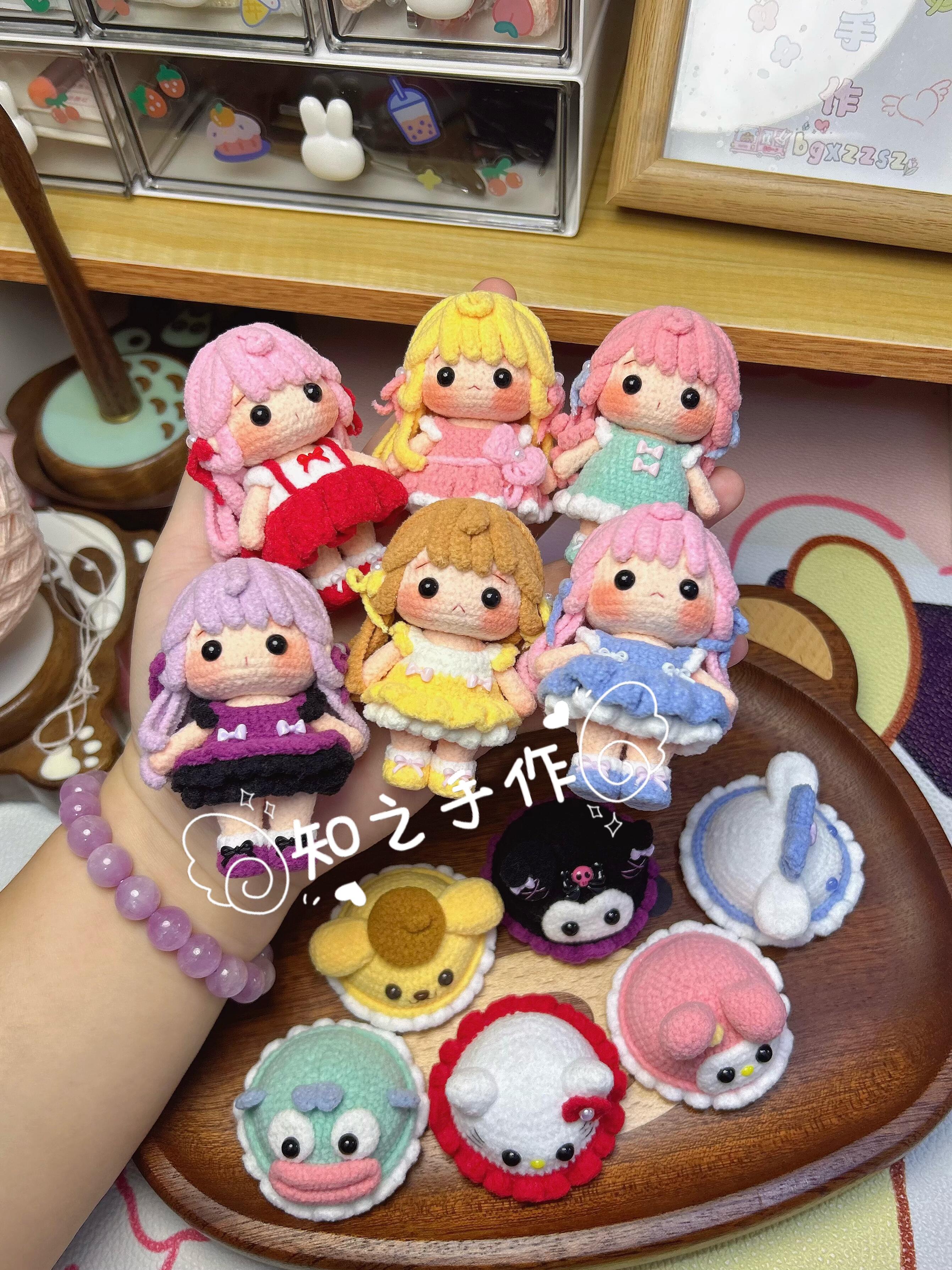 The crochet pattern for Xiao Mihu Sanliou  is included in the PDF file by zhizhishouzuo