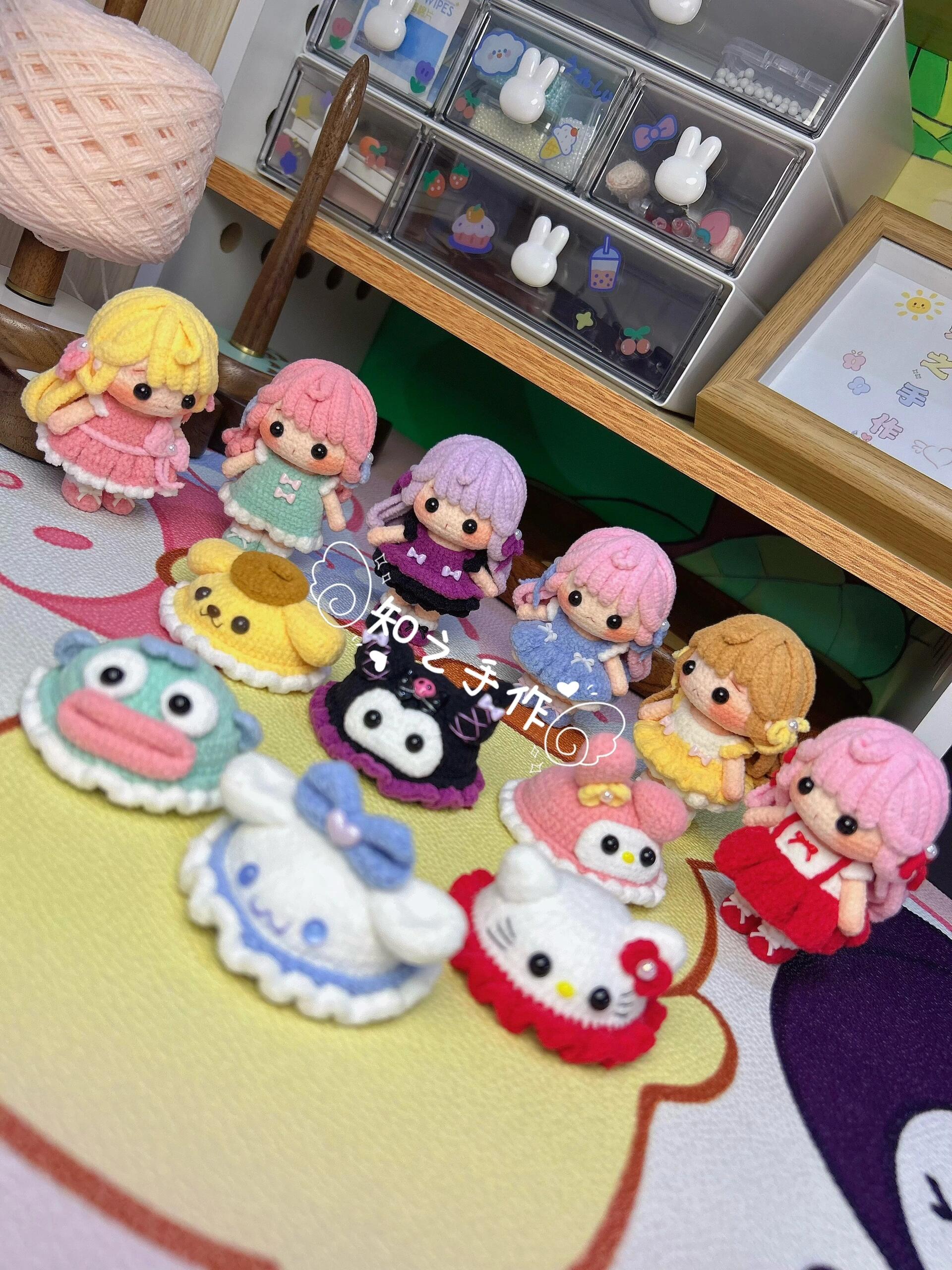 The crochet pattern for Xiao Mihu Sanliou  is included in the PDF file by zhizhishouzuo