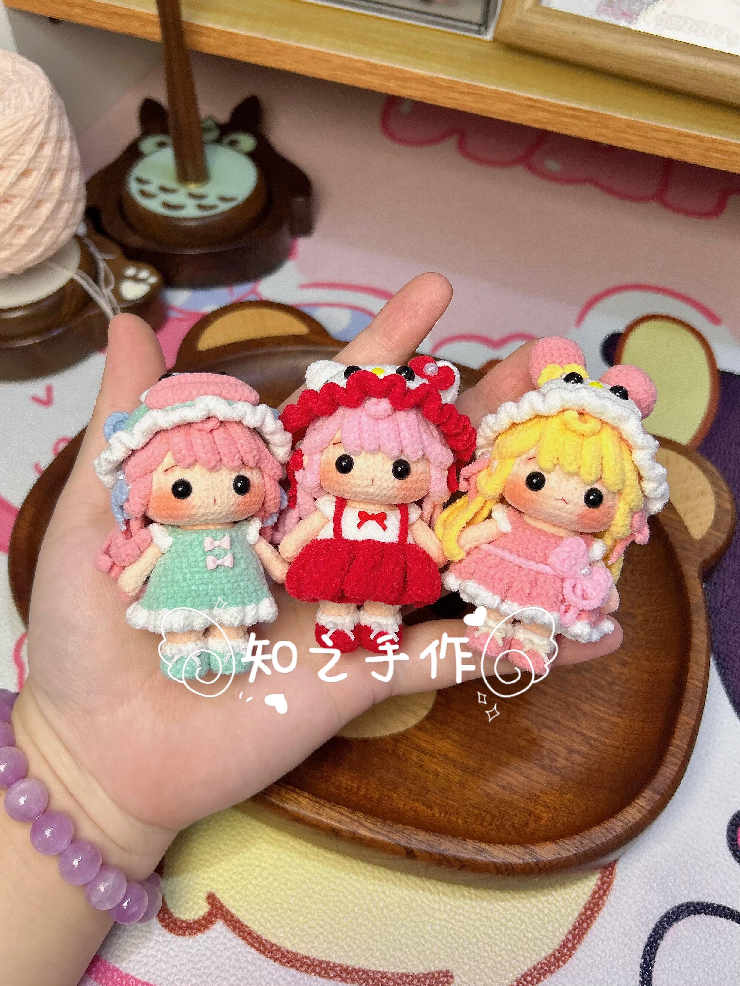 The crochet pattern for Xiao Mihu Sanliou  is included in the PDF file by zhizhishouzuo