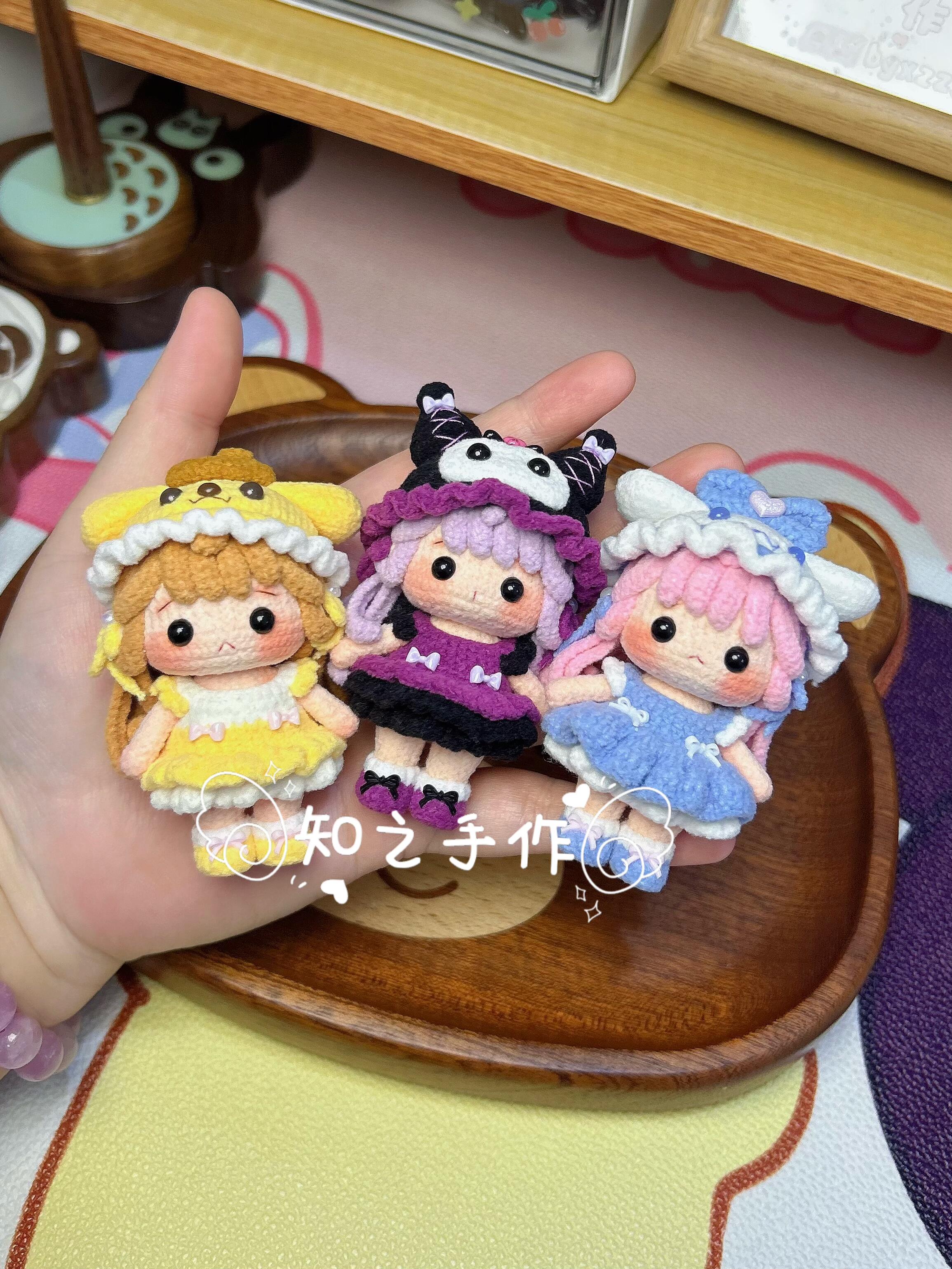 The crochet pattern for Xiao Mihu Sanliou  is included in the PDF file by zhizhishouzuo