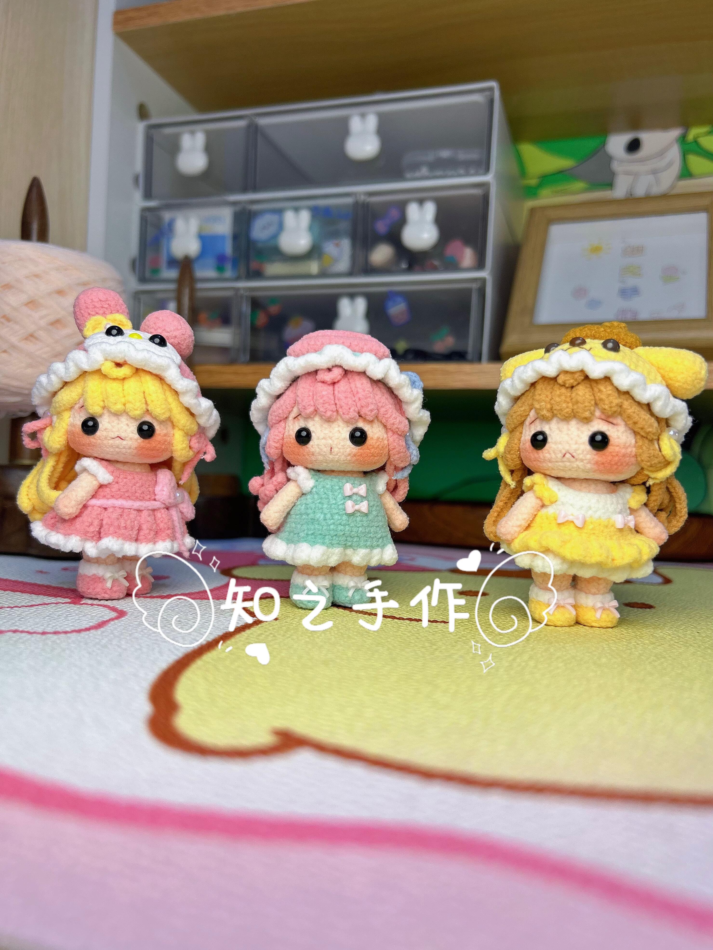 The crochet pattern for Xiao Mihu Sanliou  is included in the PDF file by zhizhishouzuo