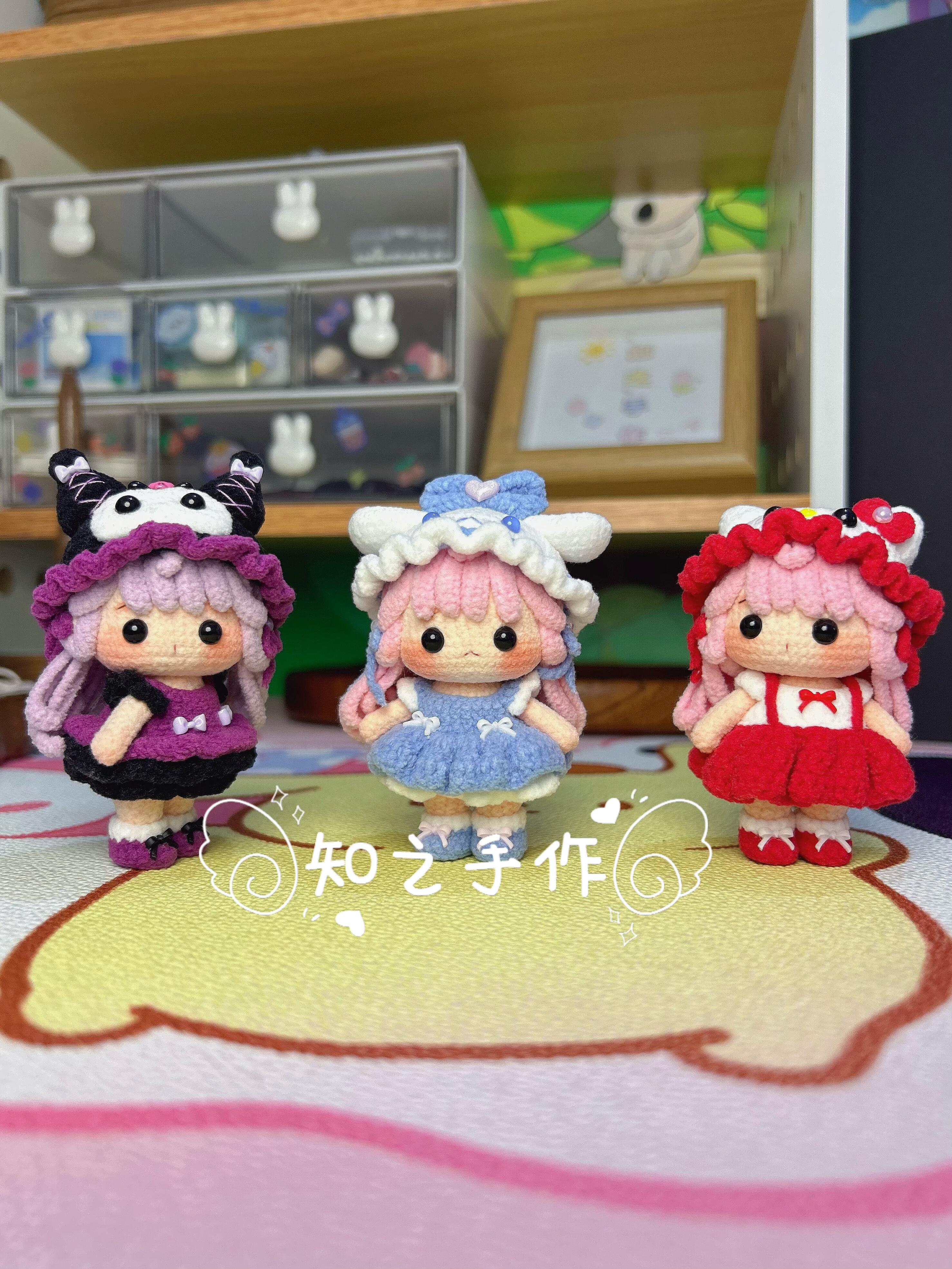 The crochet pattern for Xiao Mihu Sanliou  is included in the PDF file by zhizhishouzuo