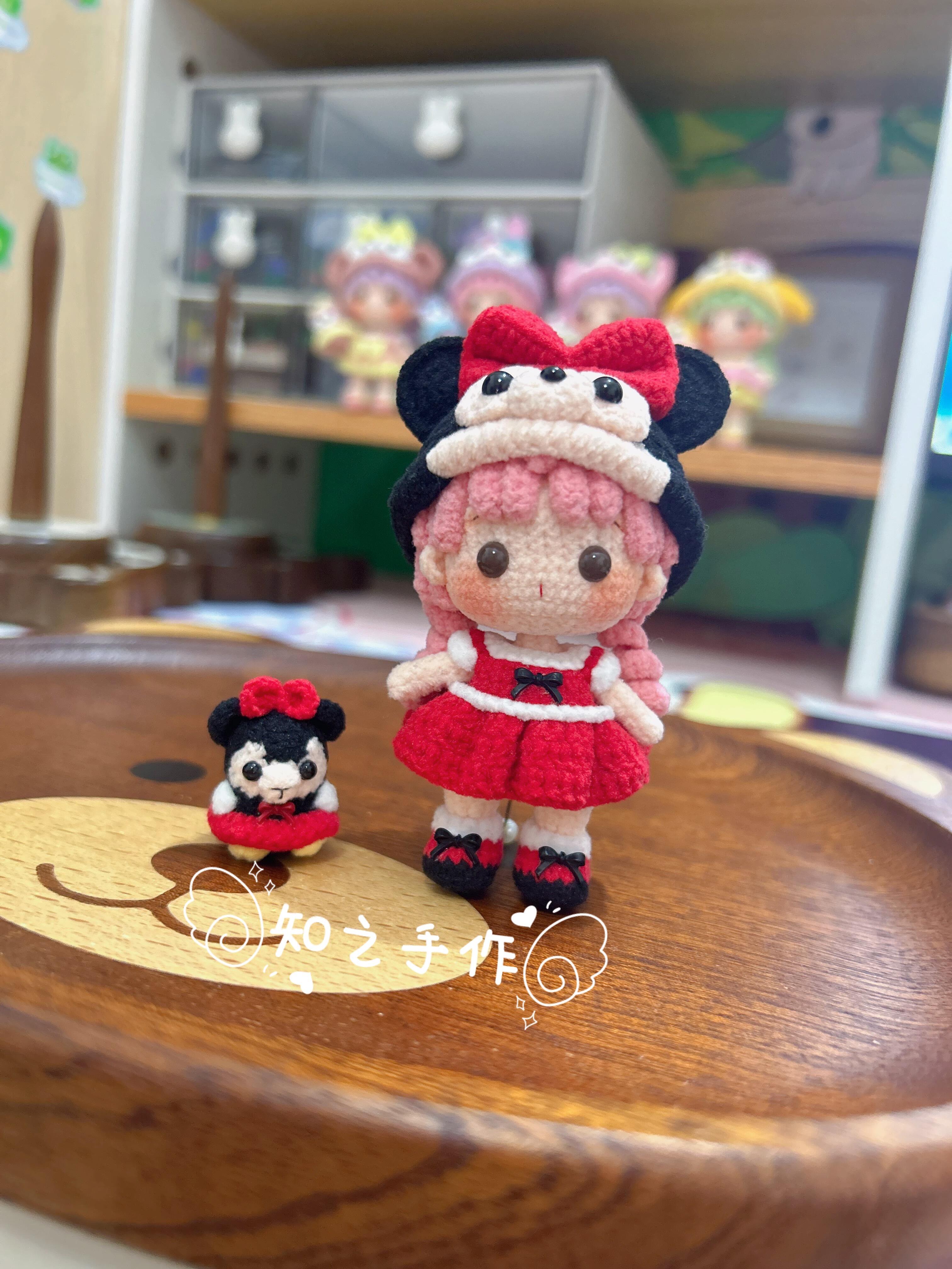 The crochet pattern for Disney Baby's Clothing Change  is included in the PDF file by zhizhishouzuo