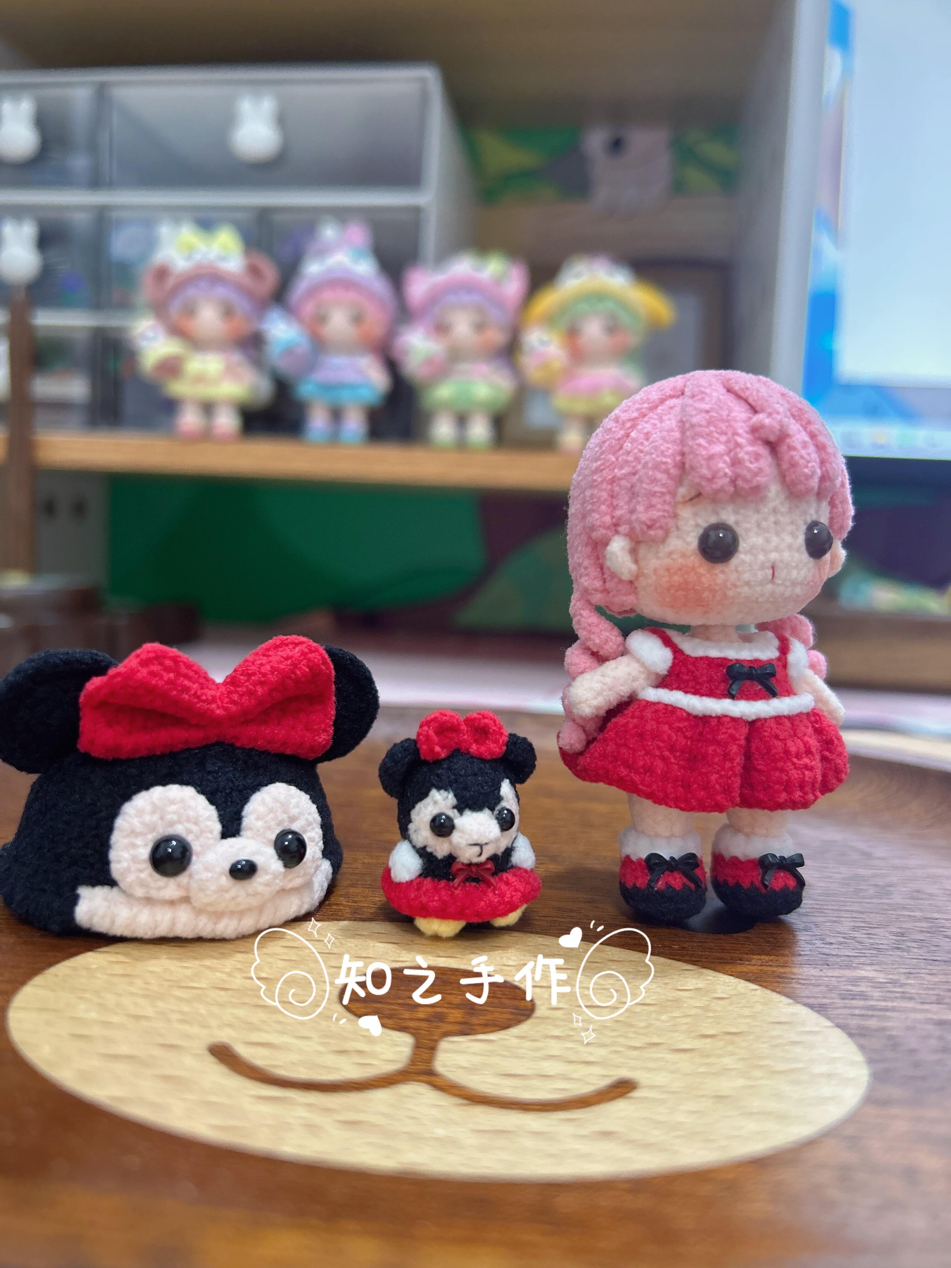 The crochet pattern for Disney Baby's Clothing Change  is included in the PDF file by zhizhishouzuo