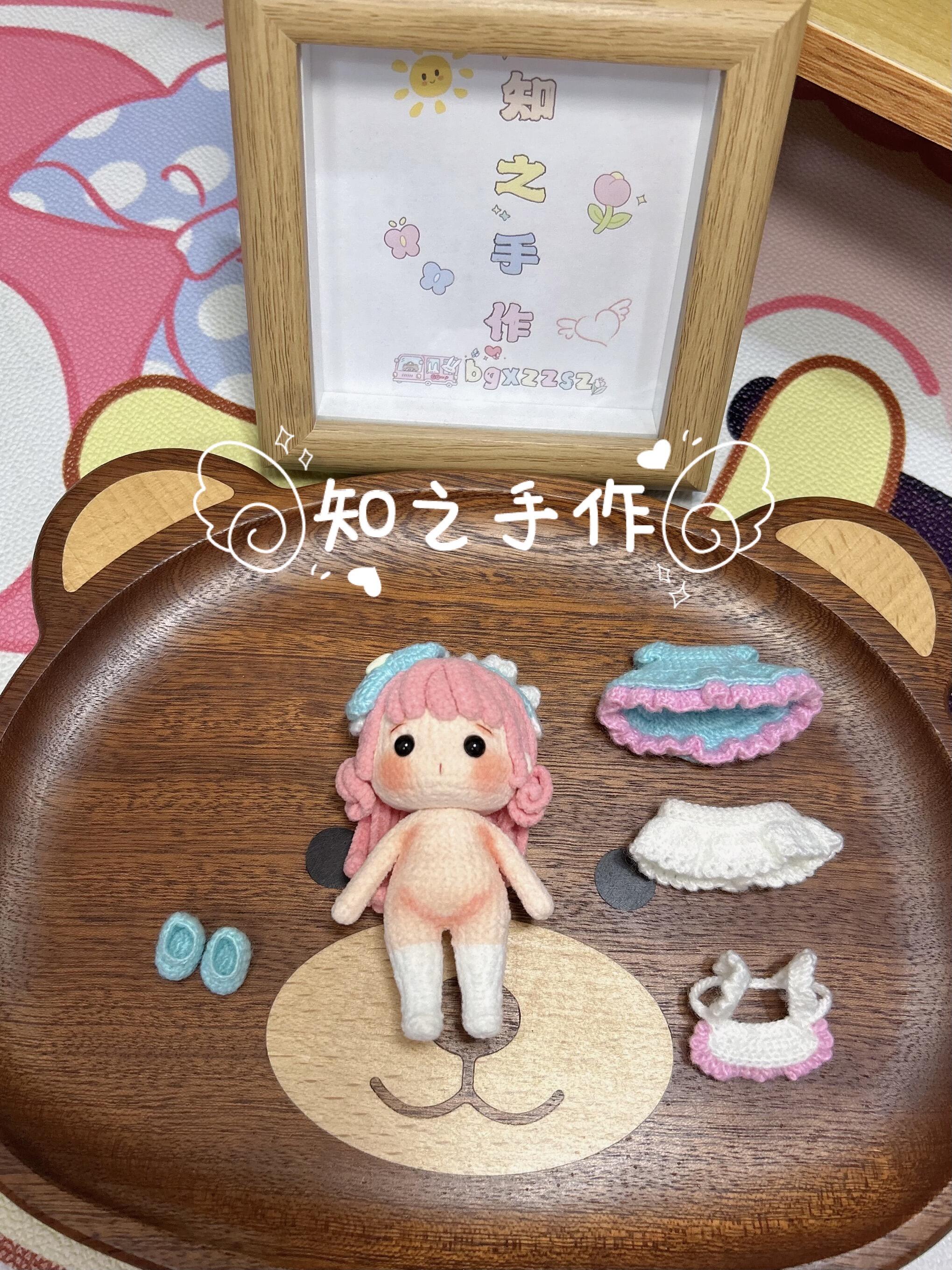 The crochet pattern for Cute Mini Maid  is included in the PDF file by zhizhishouzuo