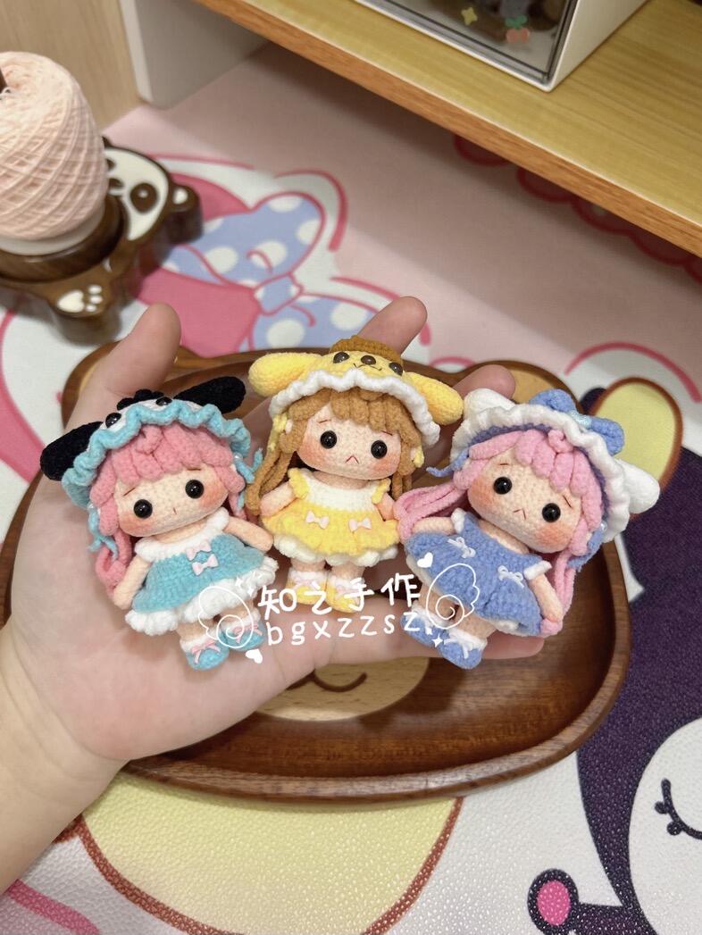 The crochet pattern for Pacha  is included in the PDF file by zhizhishouzuo