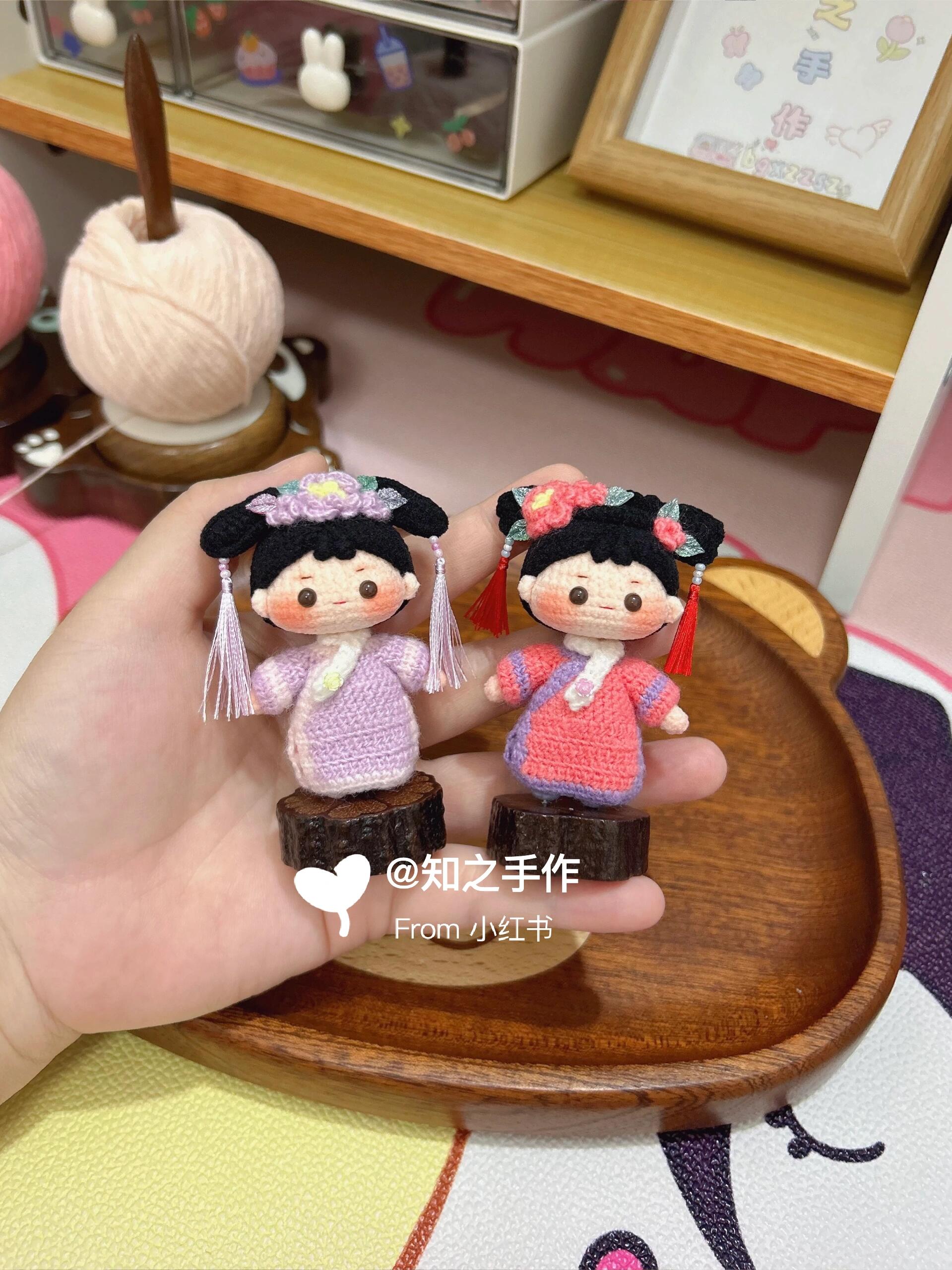 The crochet pattern for Princess of the Qing Dynasty  is included in the PDF file by zhizhishouzuo