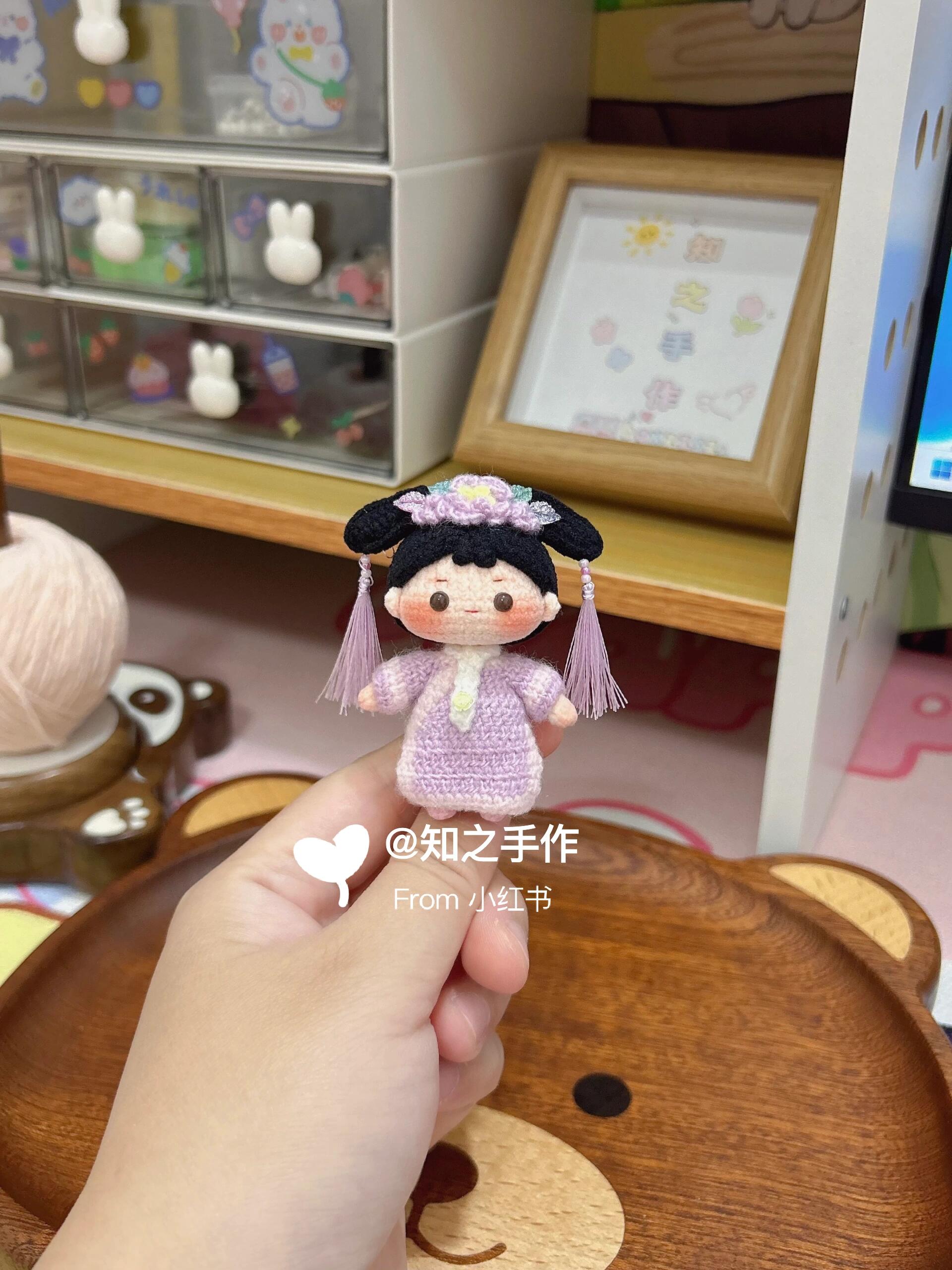The crochet pattern for Princess of the Qing Dynasty  is included in the PDF file by zhizhishouzuo