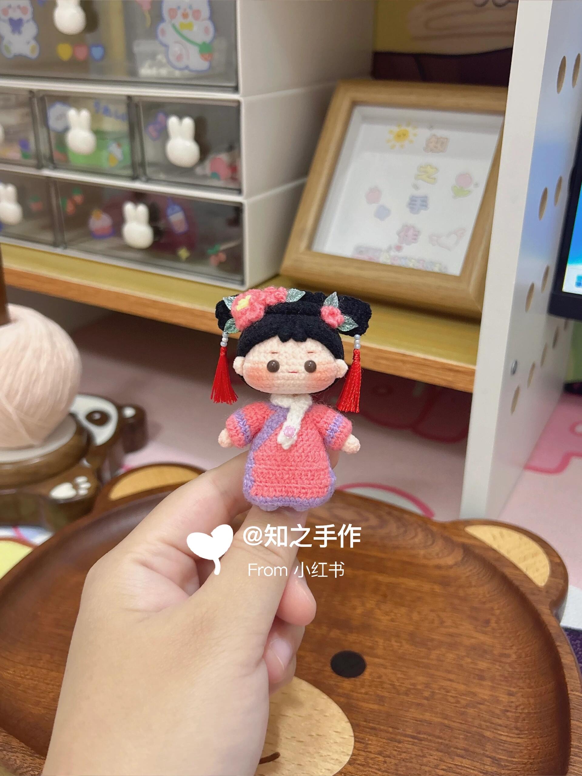 The crochet pattern for Princess of the Qing Dynasty  is included in the PDF file by zhizhishouzuo