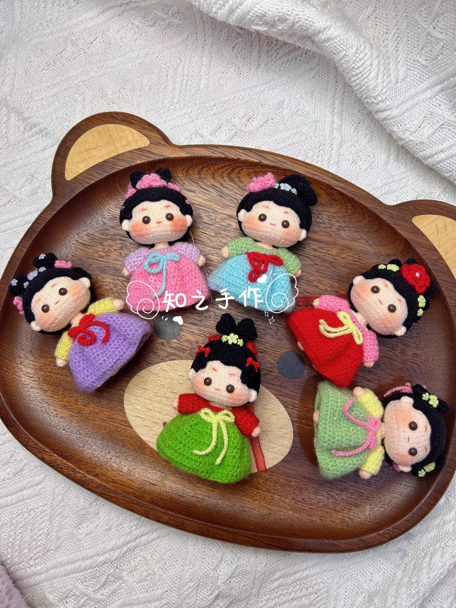 The crochet pattern for Tang Dynasty maidservant  is included in the PDF file by zhizhishouzuo